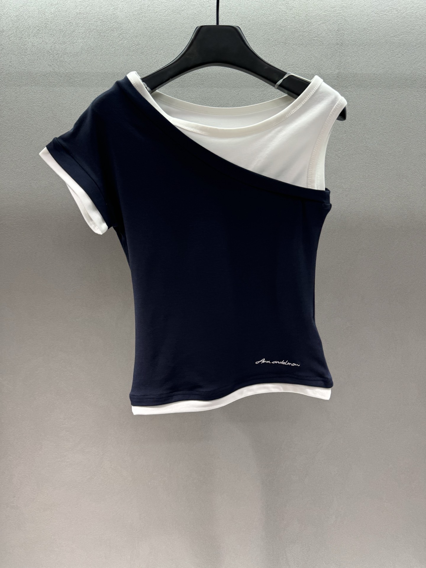 NO:802454,2026 Spring&Summer!  Ann's fake two-piece slanted shoulder T. The color scheme of navy blue and cream white is so classic that it will never go out of style. The slanted shoulder design directly exposes half of the shoulders, which is full of spiciness without being too exaggerated. The fake two-piece splicing is too lazy for lazy people, so you don't have to worry about matching it. It has a sense of hierarchy when worn alone. The slim-fitting short version shows off the slender waist, and the body curve is perfectly controlled. The white edge of the hem echoes the contrasting colors of the cuffs.  The sense of details is full, the handwritten logo on the chest is low-key and recognizable, the yellow-skinned sisters close their eyes and look into the navy blue, so white that they glow, and the Korean heroine feeling is directly full~ Three sizes!  ,,198609092026 Spring&Summer ！Ann 假两件斜肩T, 藏青撞奶白的配色经典到永不过时, 斜肩设计直接露半肩, 辣度拉满又不会太夸张, 假两件拼接太懂懒人了,不用费心搭配, 单穿就很有层次感, 修身短款版型巨显腰细, 把身材曲线拿捏得死死的, 下摆的白边和袖口撞色呼应, 细节感拉满,胸前手写logo低调又有辨识度, 黄皮姐妹闭眼冲藏青色, 显白到发光,韩系女主感直接拉满～ 三码！,,,Women's clothing