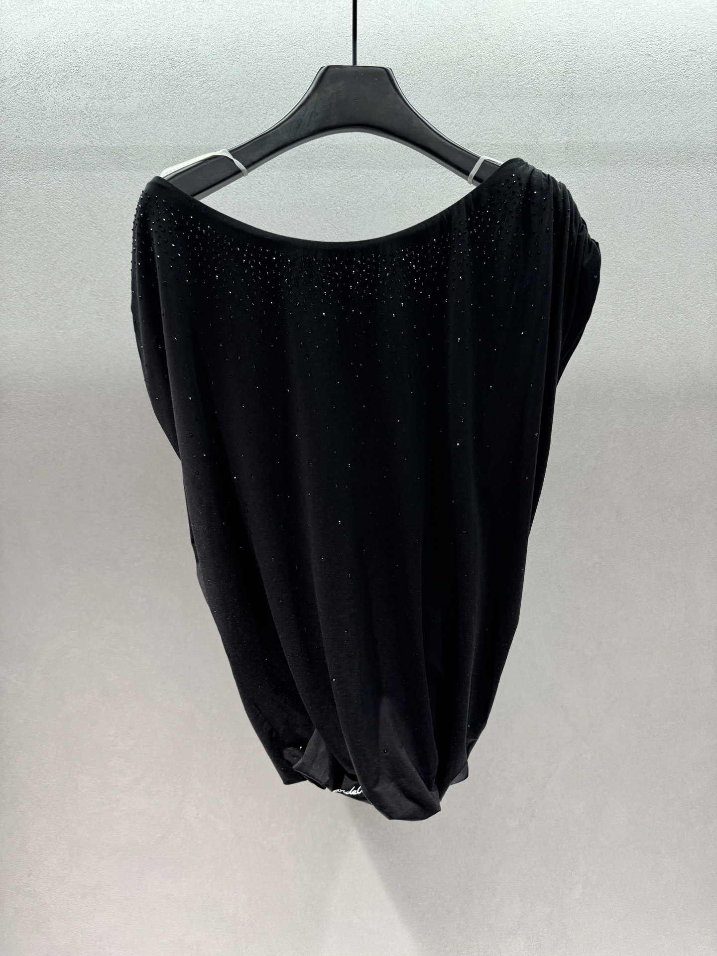 NO:802460,2026 Spring&Summer!  Ann's one-shoulder T-shirt has a one-shoulder design, with bare shoulders and back, which makes her full of pure desire, and her collarbones are absolutely stunning!  Full of diamonds and flashing technology, it blingbling under the light, low-key and noble, great for taking photos. The loose version of the bat sleeves hides the flesh, completely covers the flesh and auxiliary breasts, and is very friendly to all body types. The irregular twist design of the hem is full of details, and the elasticity can be adjusted freely, turning into a hot girl's waist in seconds. The soft fufu skin-friendly fabric is very comfortable to wear, and you will not sweat at all in summer~ Three sizes!  ,,198609092026 Spring&Summer ！Ann烫钻一字肩T, 一字肩设计,露肩又露背,纯欲感直接拉满,锁骨杀绝了！ 满钻烫闪工艺,在光线下blingbling的,低调又显贵,拍照巨出片, 蝙蝠袖宽松版型巨藏肉,拜拜肉、副乳全遮住,对各种身材都超友好, 下摆不规则扭结设计,细节感拉满,还能自由调节松紧,秒变辣妹腰, 软fufu的亲肤面料,贴身穿巨舒服,夏天穿完全不闷汗～ 三码！,,,Women's clothing