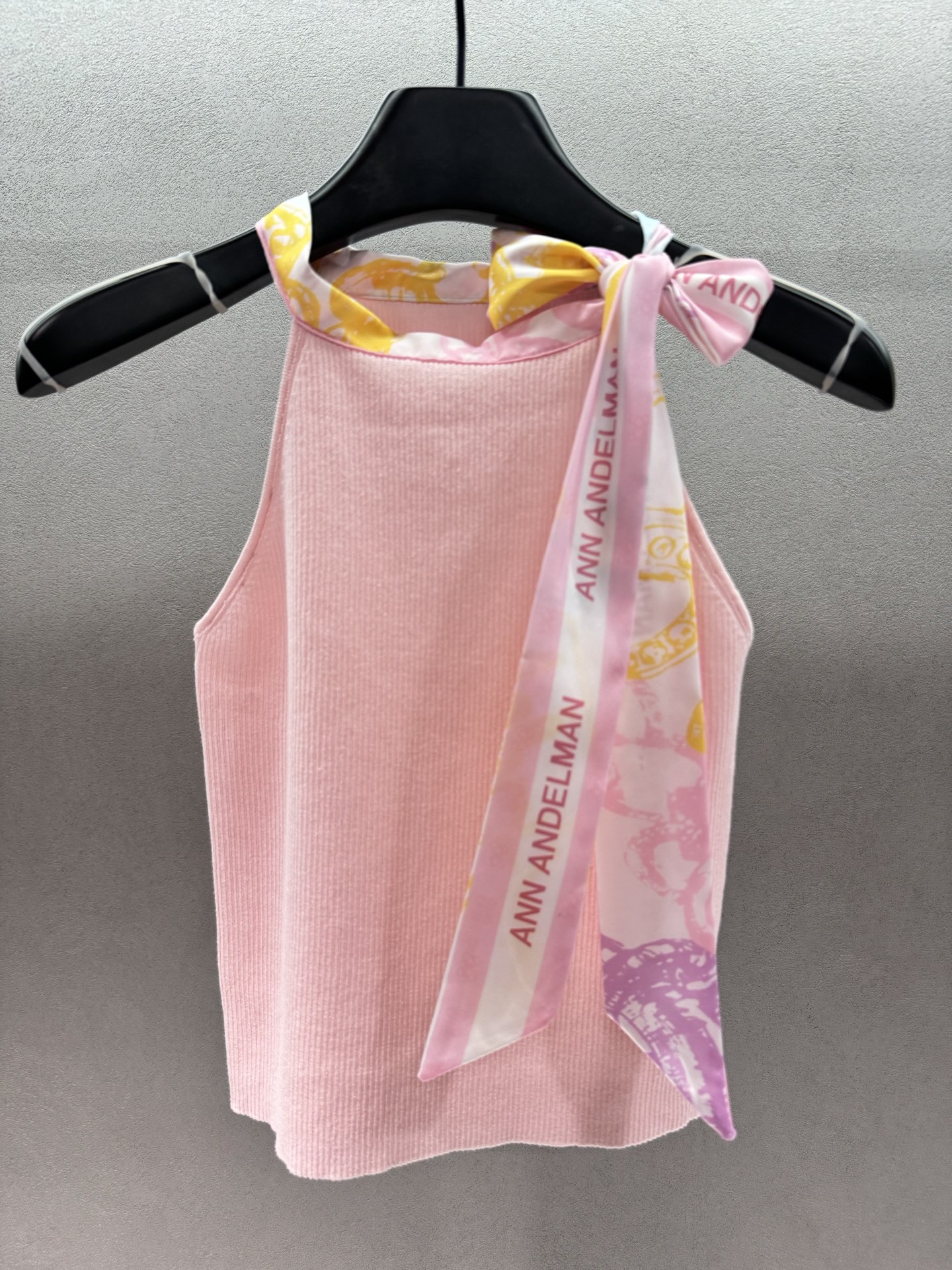 ￼ 🌾2026 SPring&Summer 🔥！Ann丝巾针织挂脖针织，坑条针织面料软fufu的，修身不