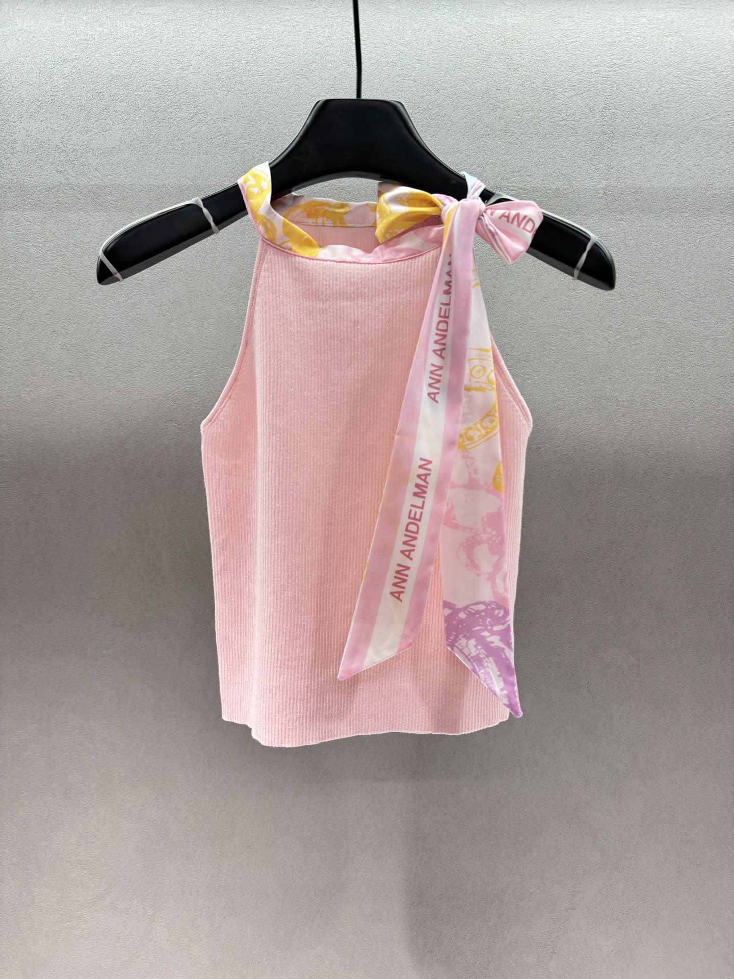 NO:803659,2026 Spring&Summer!  Ann silk scarf knitted halter neck, pitted knitted fabric is soft and fufu, slim fit but not tight, showing off your figure without being tight, the detachable silk scarf ribbon is amazing!  Contrasting pink and yellow prints + brand letters, tied around the neck, instantly transforms into an atmospheric beauty. The halter neck design exposes shoulders and collarbones, full of pure lust, and will make a great photoshoot~ Two colors, three sizes!  ,,198609092026 Spring&Summer ！Ann丝巾针织挂脖针织, 坑条针织面料软fufu的,修身不紧绷, 巨显身材又不勒肉,可拆卸丝巾飘带太绝了！粉黄撞色印花+品牌字母, 绑在脖子上秒变氛围感美女 挂脖设计露肩又露锁骨, 纯欲感拉满,拍照巨出片～ 两色,三码！,,,Women's clothing