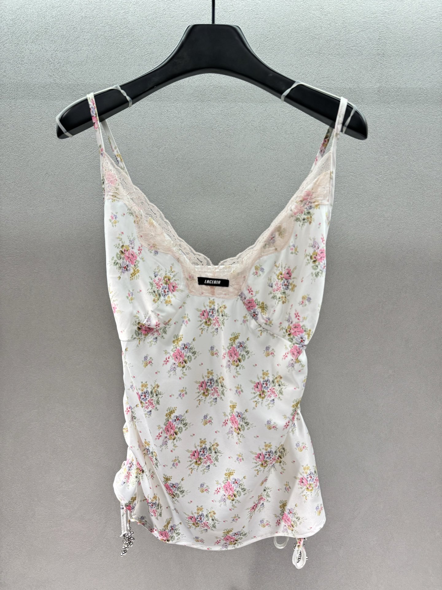 NO:802472,2026 Spring&Summer!  LACER*TA, lace drawstring satin suspenders, V-neck lace full of pure lust, stunning collarbones, side drawstring + rhinestone pendant design is amazing!  You can freely adjust the tightness, pinch your waist in seconds, hide your flesh and look slimmer. The satin fabric is silky and smooth, has its own luster, and has a high-end feel. It is breathable in summer and does not make you sweat. The retro hot girl just closes her eyes and rushes in. It is photogenic and has a 100% chance of turning heads~ Two colors, three sizes!  ,,198609092026 Spring&Summer ！LACER*TA ,蕾丝抽绳缎面吊带, V领蕾丝花边纯欲感拉满,锁骨杀绝了, 侧边抽绳+水钻吊坠设计太绝了！ 自由调节松紧,秒掐蚂蚁腰,藏肉显瘦一绝, 缎面面料丝滑垂顺,自带光泽感, 高级感拉满,夏天穿透气不闷汗 复古辣妹直接闭眼冲, 拍照巨上镜,回头率百分百～ 两色,三码！,,,Women's clothing