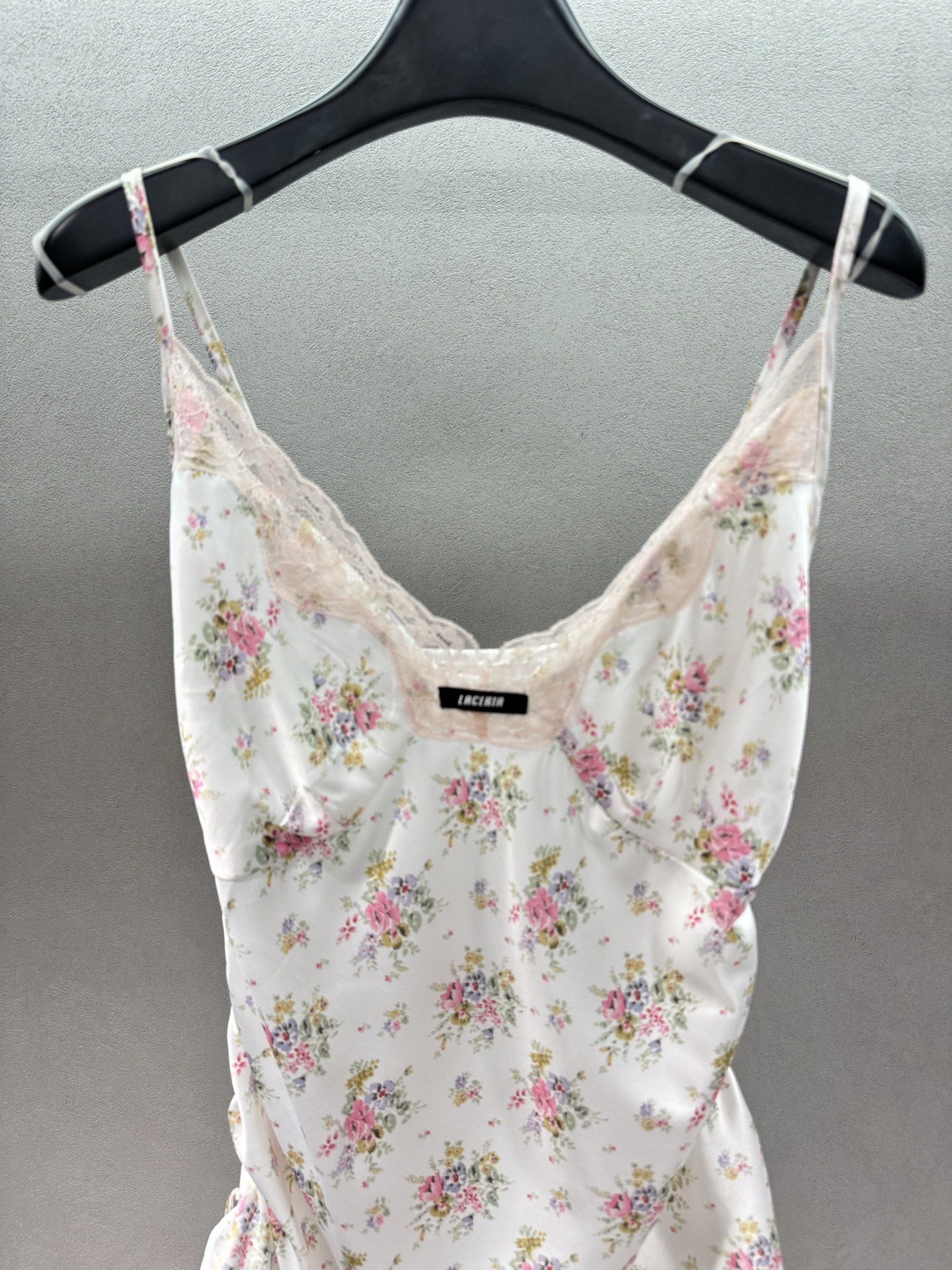 🌾2026 SPring&Summer 🔥！LACER*TA ，蕾丝抽绳缎面吊带，V领蕾丝花边纯欲感拉满