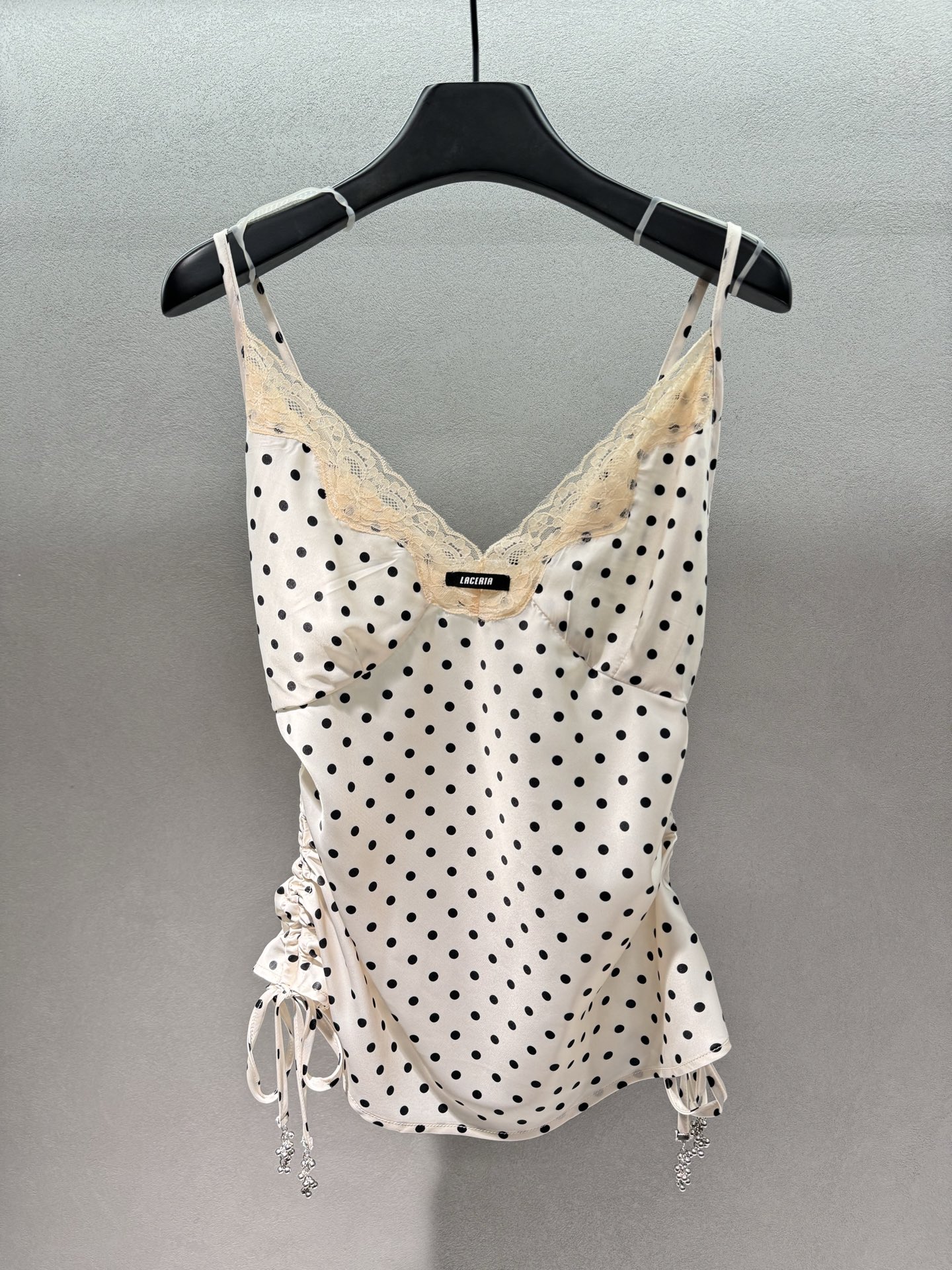 NO:802478,2026 Spring&Summer!  LACER*TA, lace drawstring satin suspenders, V-neck lace full of pure lust, stunning collarbones, side drawstring + rhinestone pendant design is amazing!  You can freely adjust the tightness, pinch your waist in seconds, hide your flesh and look slimmer. The satin fabric is silky and smooth, has its own luster, and has a high-end feel. It is breathable in summer and does not make you sweat. The retro hot girl just closes her eyes and rushes in. It is photogenic and has a 100% chance of turning heads~ Two colors, three sizes!  ,,198609092026 Spring&Summer ！LACER*TA ,蕾丝抽绳缎面吊带, V领蕾丝花边纯欲感拉满,锁骨杀绝了, 侧边抽绳+水钻吊坠设计太绝了！ 自由调节松紧,秒掐蚂蚁腰,藏肉显瘦一绝, 缎面面料丝滑垂顺,自带光泽感, 高级感拉满,夏天穿透气不闷汗 复古辣妹直接闭眼冲, 拍照巨上镜,回头率百分百～ 两色,三码！,,,Women's clothing