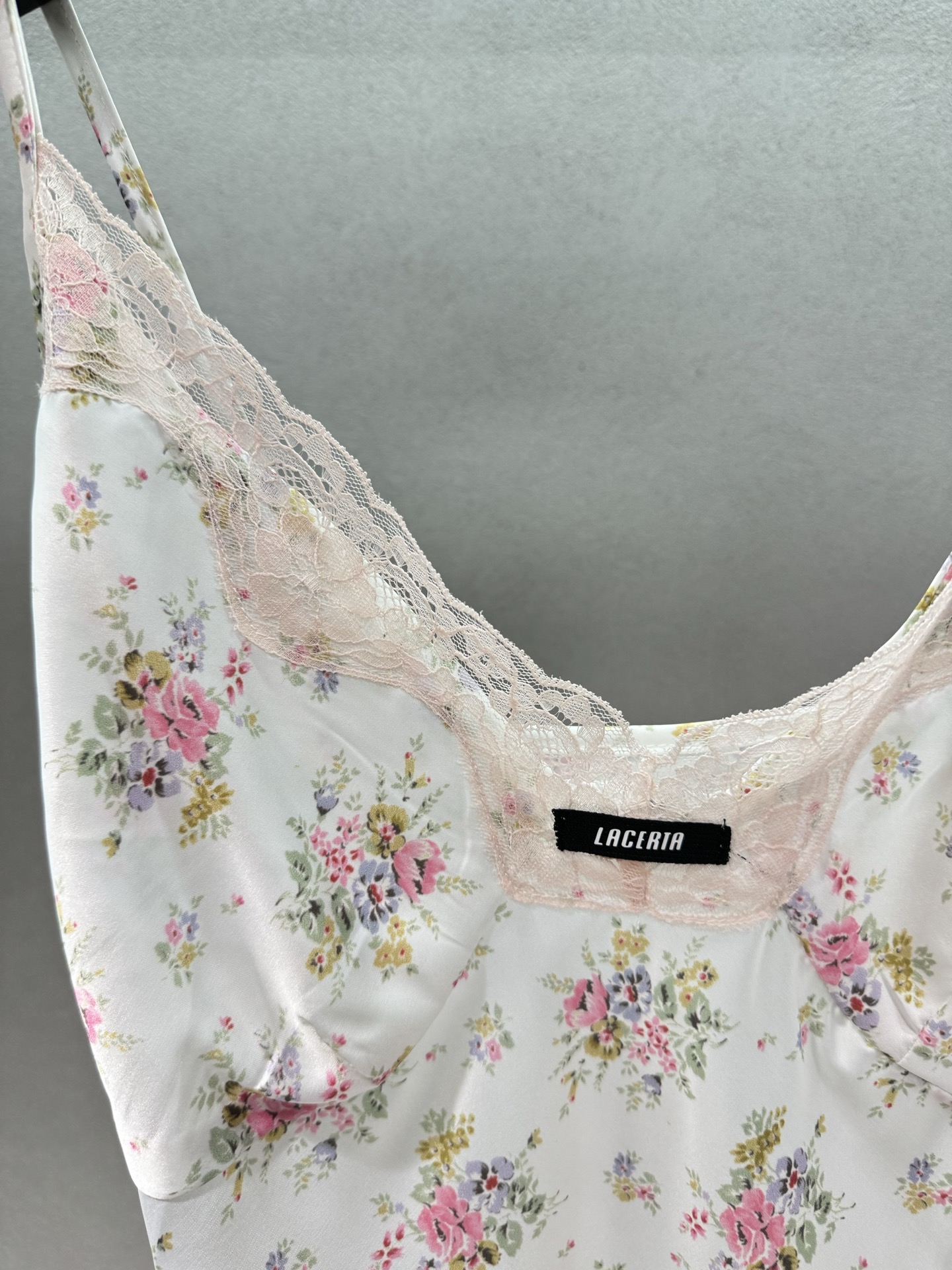 🌾2026 SPring&Summer 🔥！LACER*TA ，蕾丝抽绳缎面吊带，V领蕾丝花边纯欲感拉满
