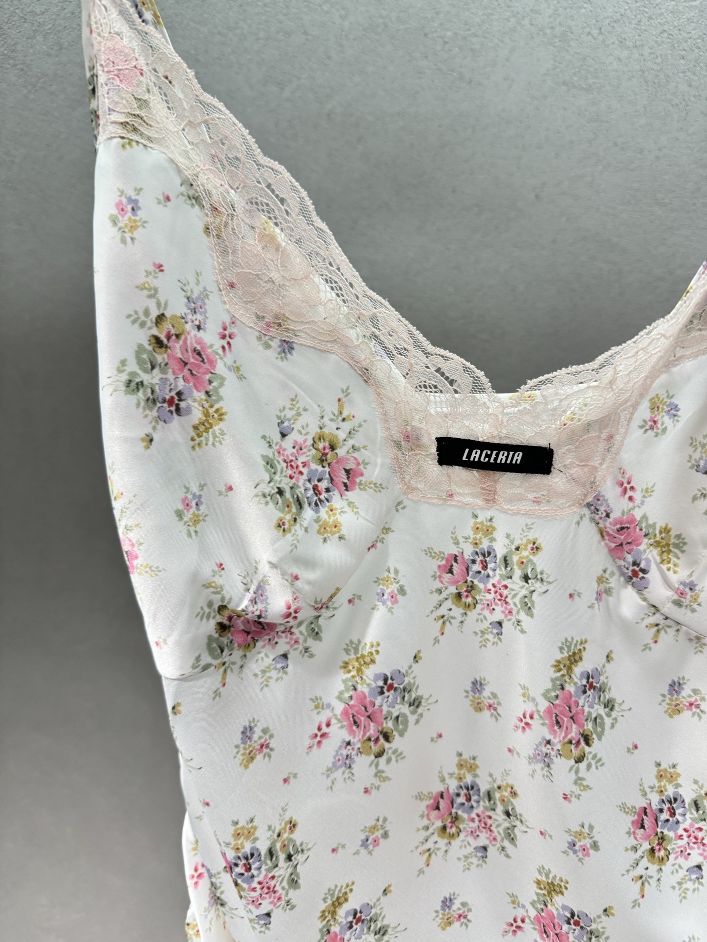 🌾2026 SPring&Summer 🔥！LACER*TA ，蕾丝抽绳缎面吊带，V领蕾丝花边纯欲感拉满