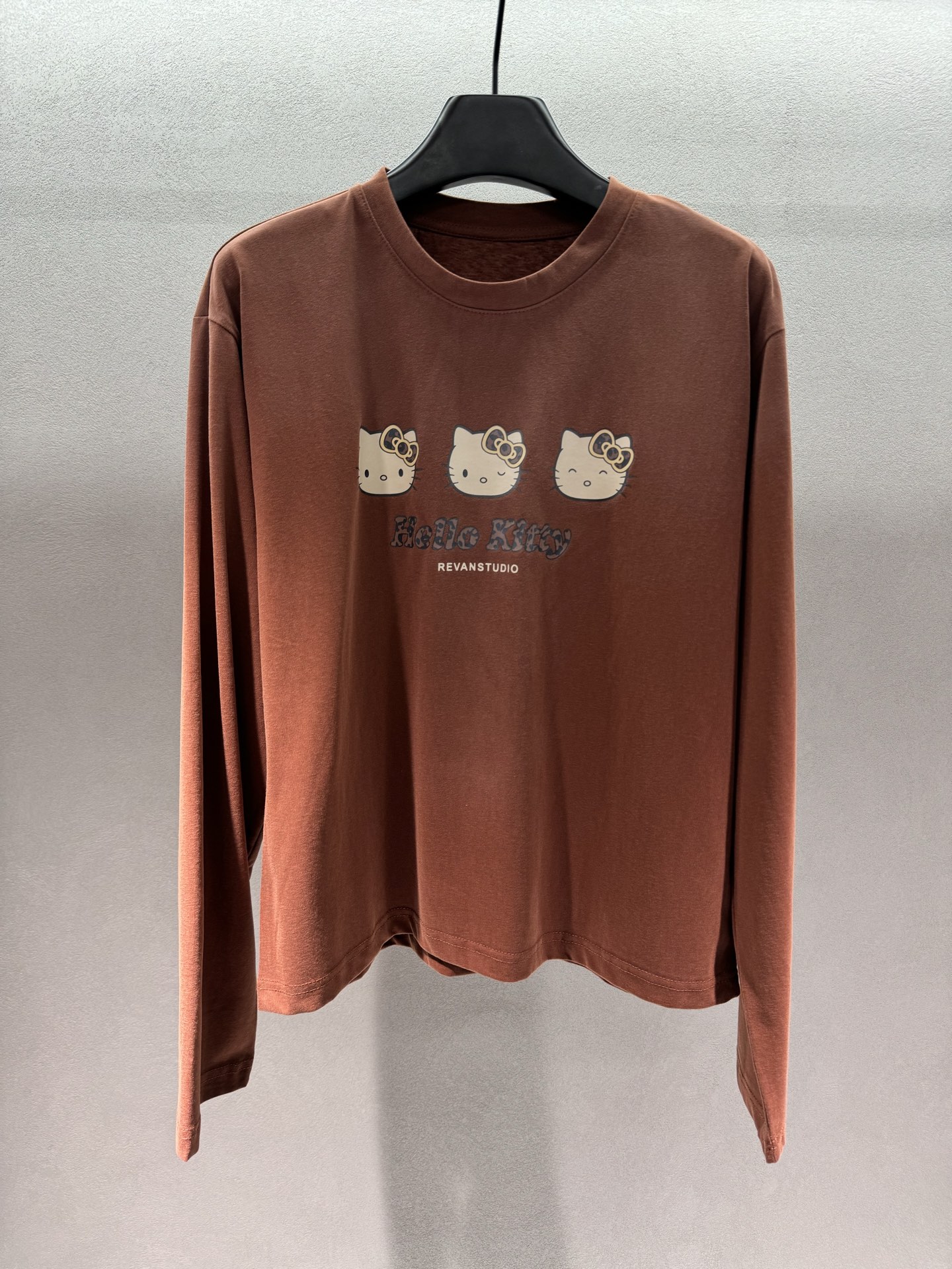 ￼ ￼ 🌾2026 SPring&Summer 🔥！Kitty联名款直接把可爱焊在身上了，焦糖棕底色温柔