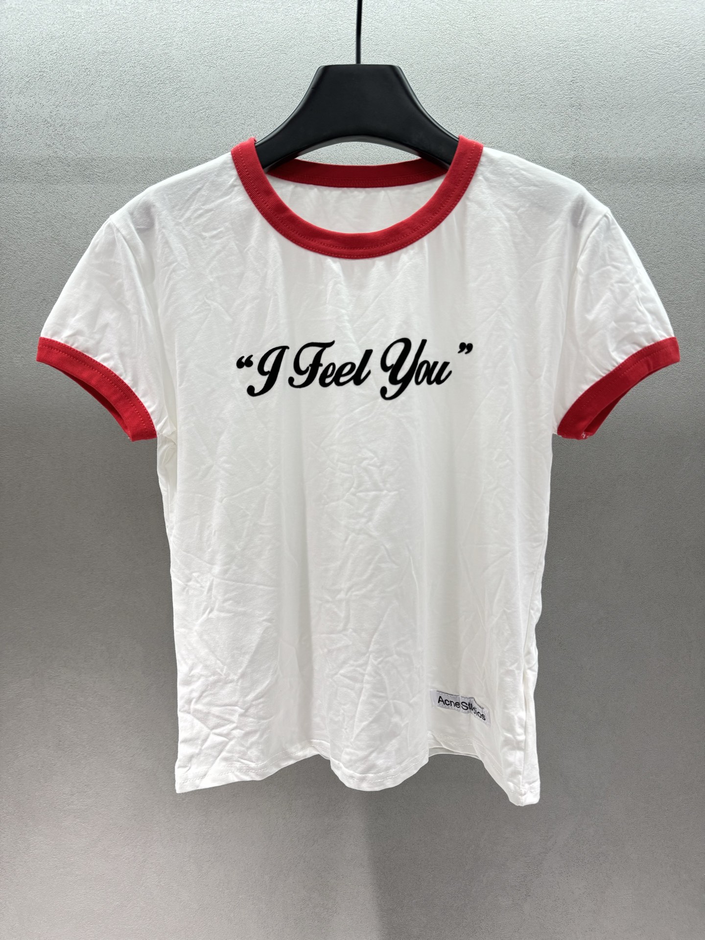 NO:833092,2026 Spring&Summer Acn*, pleated red and white contrasting T, classic red and white contrasting hemming, American retro feel with 'I Feel You' retro cursive fonts, low-key and atmospheric, soft and waxy pure cotton fabric, the upper body is so comfortable that you don't want to take it off, the short and loose version shows off your proportions, and your legs will become 37 minutes tall in seconds. With jeans, you will look like an American sweet girl, and with a pleated skirt, you will become a college girl in seconds~ Size 3!  ,,skirts,jeans,198609092026 Spring&Summer  Acn*,褶皱红白撞色T, 经典红白撞色包边,美式复古感拉满 “I Feel You”复古花体字,低调又有氛围感, 软糯纯棉面料,上身舒服到不想脱, 短款宽松版型巨显比例,秒变三七分大长腿 搭牛仔裤是美式甜妹, 配百褶裙秒变学院少女～ 三码！,,skirts,jeans,,Women's clothing
