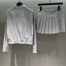  🌾2026 SPring&Summer 🔥!Miu系甜妹套装,浅灰竖条纹+百褶短裙,把学院风狠狠拿捏  🌾2026 SPring&Summer 🔥!Miu系甜妹套装,浅灰竖条纹+百褶短裙,把学院风狠狠拿捏
