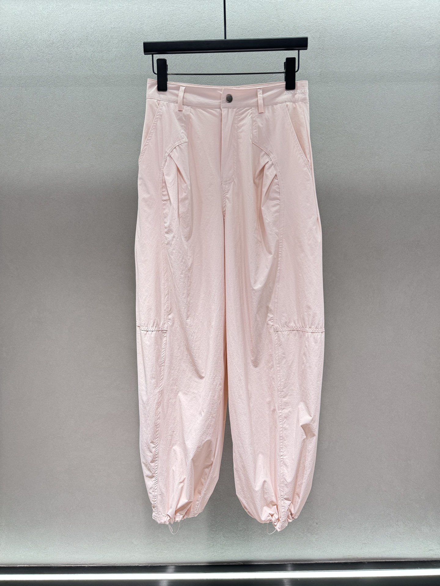 NO:803671,2026 Spring&Summer!  Ann, pleated leggings trousers directly weld the sense of laziness to the body!  The high waist + three-dimensional pleated tailoring secretly hides the hip width and belly, which is very friendly to the pear-shaped figure~ The light and breathable fabric makes it easy to wear in summer without getting sweaty. The drawstring design on the trouser legs can be salty or sweet. The tied feet look like a hot girl on the street, and when they are lowered, they give a lazy wide-legged look~ Two colors, three sizes!  ,,198609092026 Spring&Summer ！Ann,褶皱束脚裤, 直接把慵懒感焊在身上了！ 高腰+立体褶皱剪裁,悄悄藏住胯宽和小肚腩,对梨形身材超友好～ 轻薄透气的面料,夏天穿也不闷汗, 裤脚抽绳设计可盐可甜, 束脚是街头辣妹,放下来是慵懒阔腿感～ 两色,三码！,,,Women's clothing