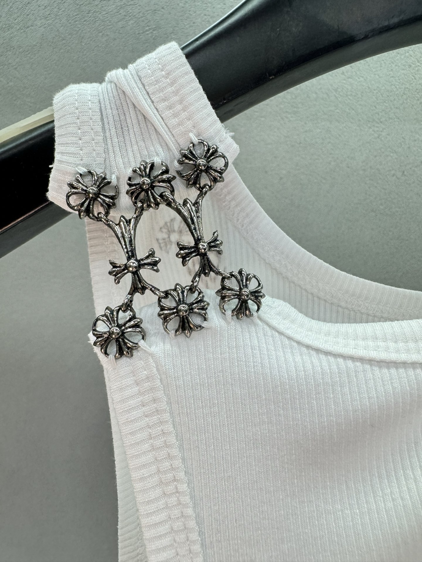￼ 🌾2026 SPring&Summer 🔥！克罗*心，白背心真的是衣柜里的万能神，白色坑条面料自带修