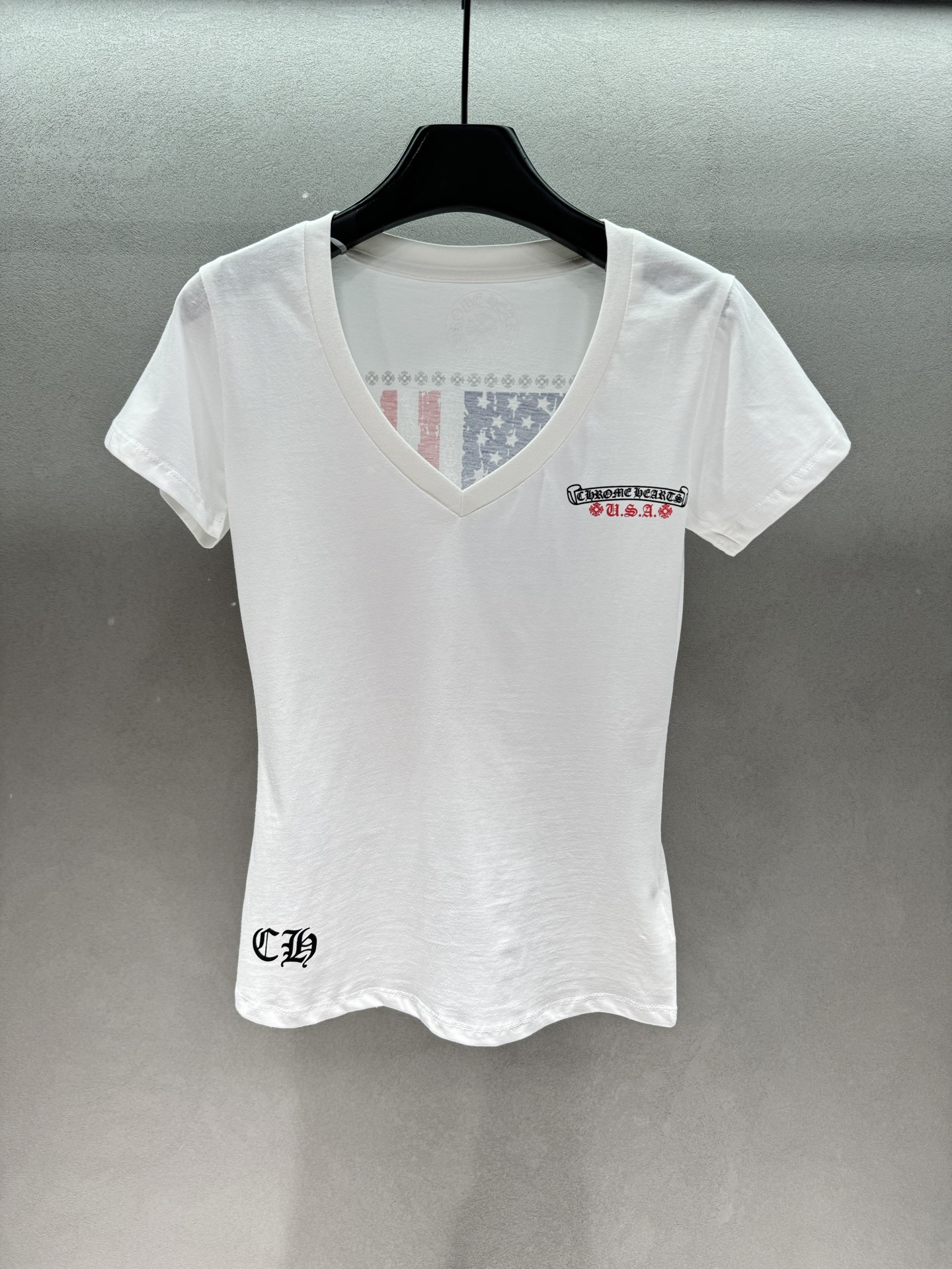 NO:803675,2026 Spring&Summer!  Crow* Heart, Flag Tee, I am really amazed by the workmanship of this Crow Heart!  The national flag print on the back adopts distressed processing, giving it a retro rock and roll aura. The shoulder sleeve pattern modifies the arm lines, and the slightly slim-fitting design is not flattering on your body shape. Whoever wears it will look better~ Three sizes!  ,,chrome hearts,198609092026 Spring&Summer ！克罗*心,Flag Tee, 真的被这件克罗心的做工惊艳到了！ 背面的国旗印花采用了做旧处理工艺, 自带一股复古的摇滚气场. 肩袖版型修饰手臂线条, 微修身的设计不挑身材,谁穿谁好看～ 三码！,,chrome hearts,,Women's clothing