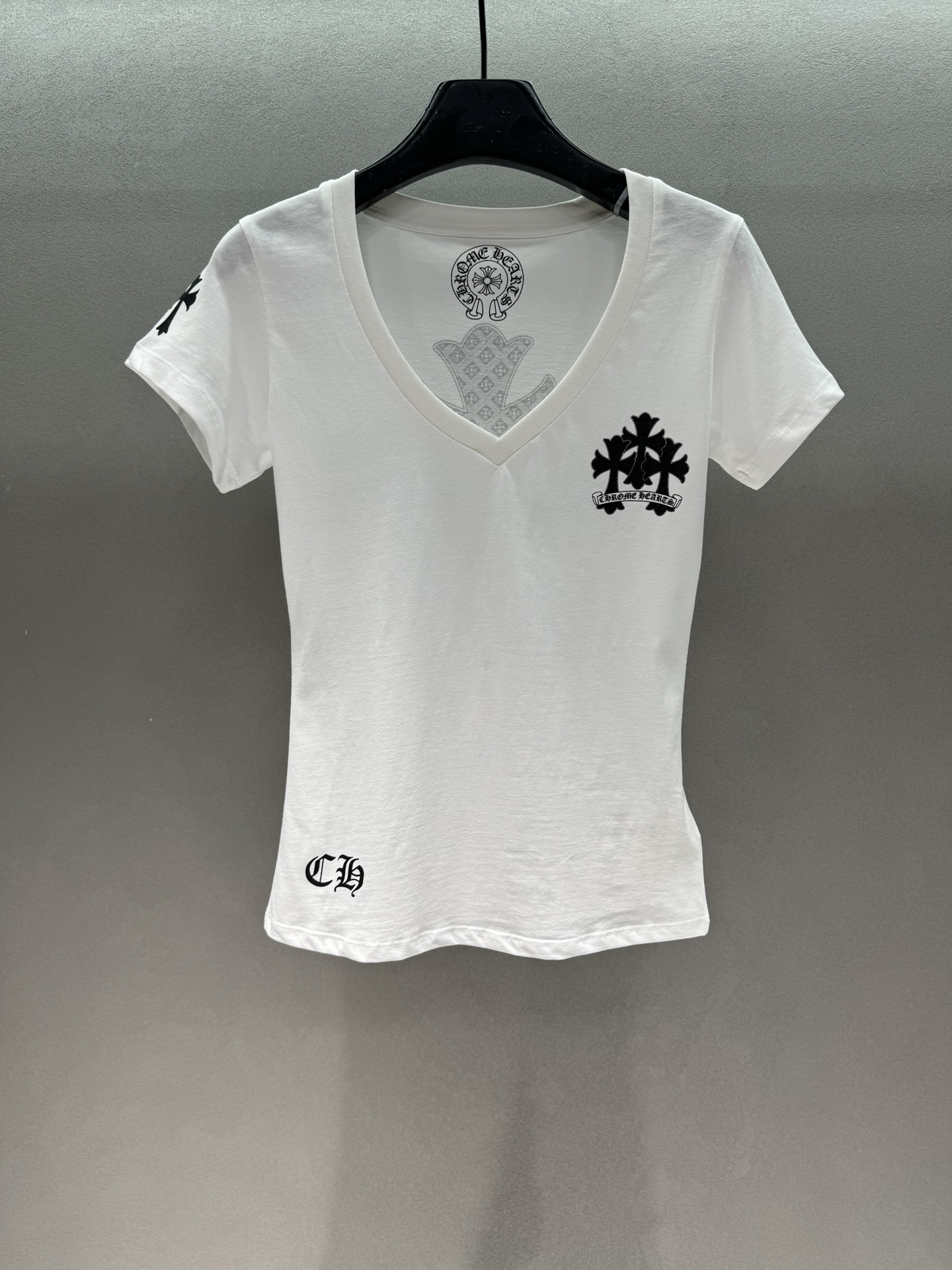 NO:803672,2026 Spring&Summer Croixin’s V-neck T!  Right-angled shoulders are easy to master. True fans of Crowley’s heart will definitely understand this one!  The classic three-cross print with Gothic fonts really makes you look better the more you look at it. The V-neck design is really stunning, perfectly modifying the neck and shoulder lines. The neck is instantly elongated. The large neckline slightly exposes the collarbone, filling you with a sense of pure lust!  The fabric has a soft, skin-friendly cotton feel, is slim-fitting but not tight, and perfectly accommodates the figure. It is refreshing and breathable in summer. Three sizes!  ,,chrome hearts,198609092026 Spring&Summer 克罗心这件V领T！直角肩拿捏了, 克罗心的真爱粉一定懂这件！ 经典的三十字架印花搭配哥特字体, 真的越看越上头,V领设计真的绝绝子, 完美修饰颈肩线条,脖子瞬间拉长一截, 大领口微露锁骨,纯欲感拉满！ 面料是那种软糯亲肤的棉感,修身但不紧身,完美包容身材,夏天穿清爽又透气. 三码！,,chrome hearts,,Women's clothing