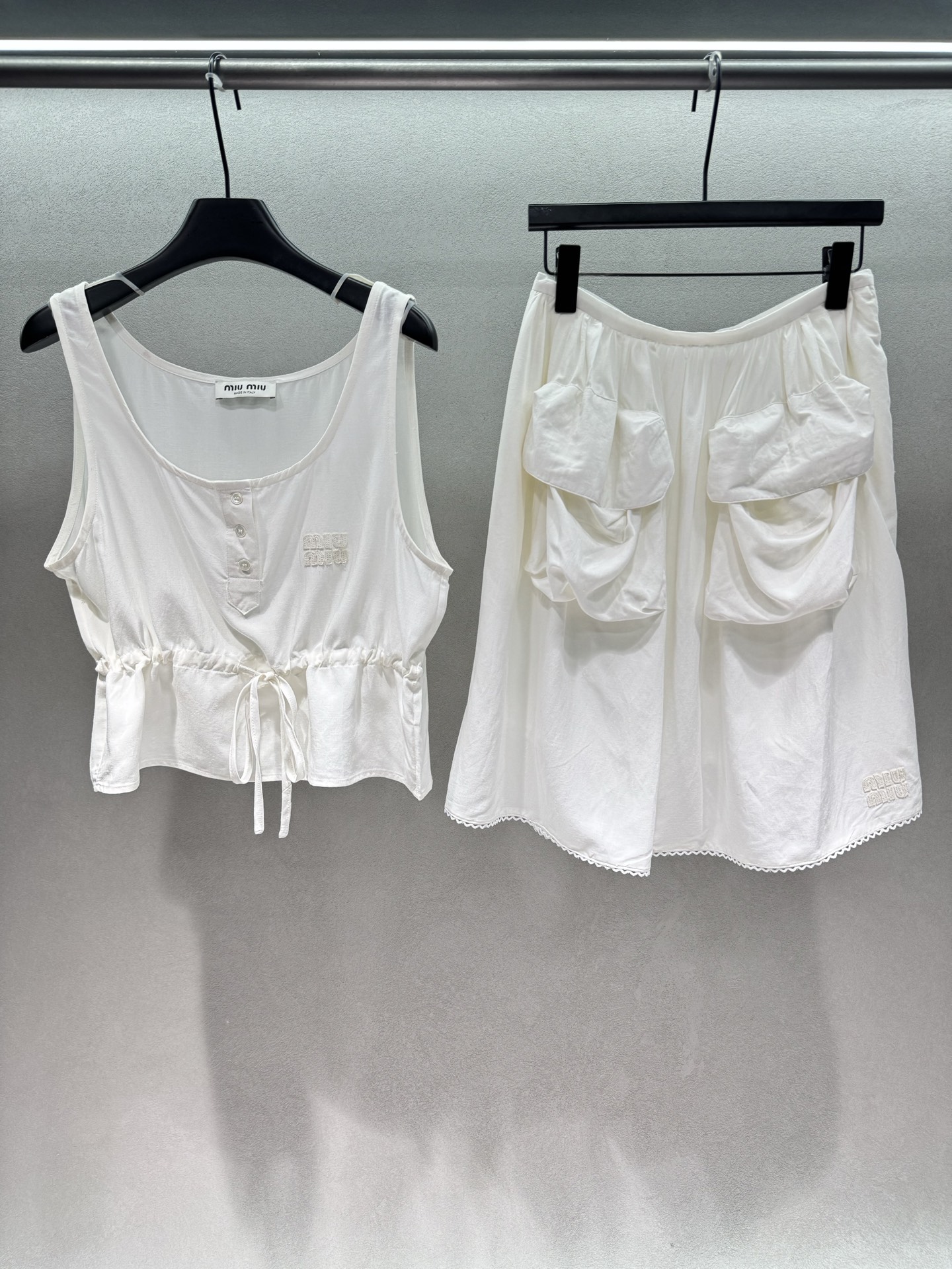 NO:803666,Vest and skirt 2026 Spring&Summer MiuMi* workwear style vest + skirt, made of soft and skin-friendly linen material, with high-end texture, super cool on the upper body, totally summery!  The button design + drawstring waist on the top perfectly outlines the waist; the three-dimensional pocket design on the skirt is full of French playfulness. The white breasts are really noble~ Size 3!  ,,miumiu,skirts,19860909背心、半裙2026 Spring&Summer MiuMi*工装风背心+半裙, 软糯亲肤的亚麻材质,自带高级肌理感, 上身超级凉快,完全是夏天的味道！ 上衣的纽扣设计+抽绳收腰,完美勾勒小蛮腰；裙摆的立体口袋设计,充满了法式俏皮感. 奶呼呼的白色,真的很显贵～ 三码！,,miumiu,skirts,,Women's clothing
