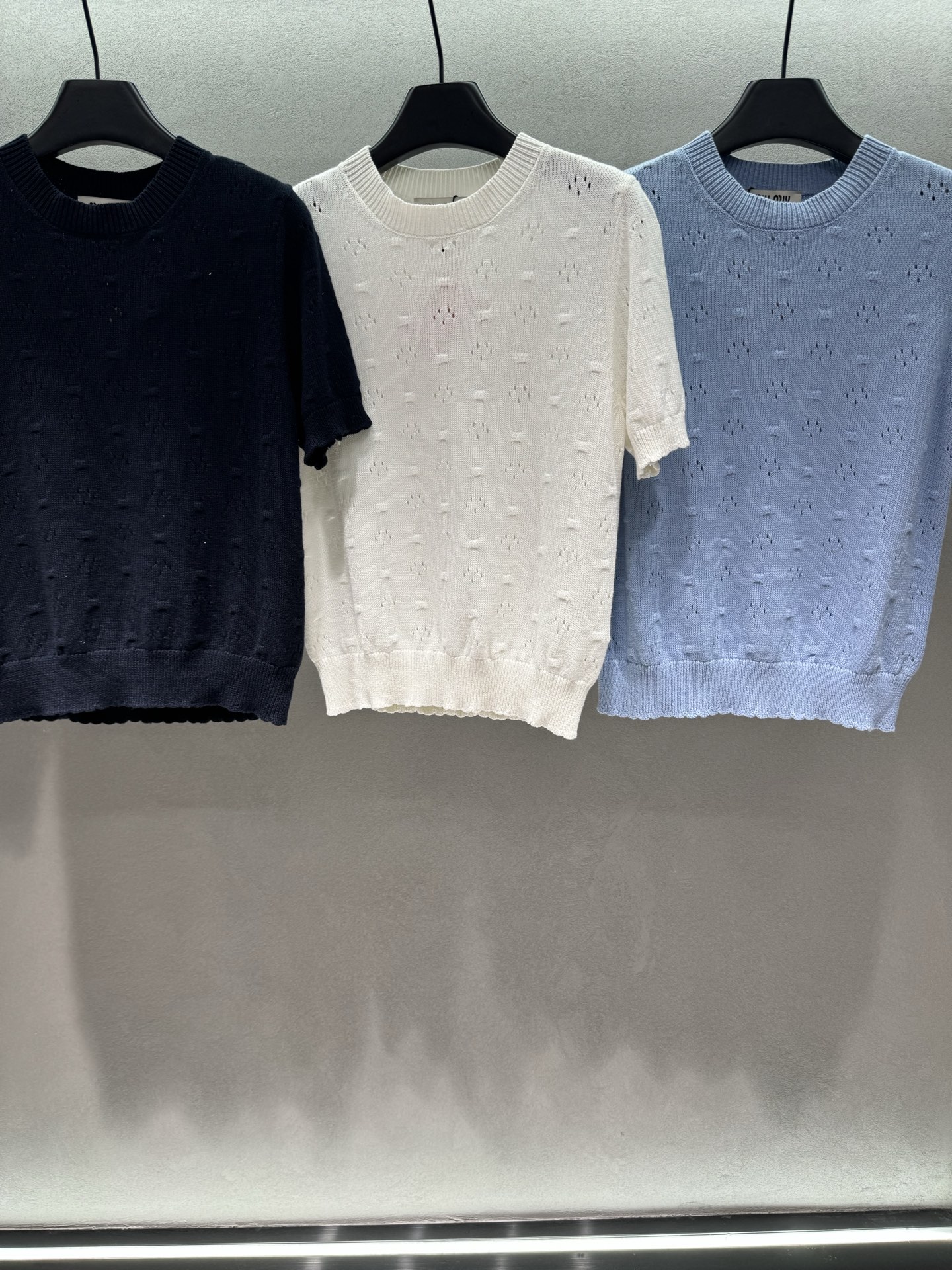 NO:803663,2026 Spring&Summer!  MiuMi*, hollow knitted short-sleeves with a touch of gold, finally found the magic weapon for spring and summer atmosphere!  This Miu-style knitted piece is really great in terms of aesthetics. It has a classic hollow dot pattern design and comes with a breathable filter. It is cool and slimming in summer~ Three colors, three sizes!  ,,miumiu,T-shirt,198609092026 Spring&Summer ！MiuMi*,千金感镂空针织短袖, 终于找到春夏氛围感神器了！ 这件Miu风针织真的长在审美上, 经典的镂空点点纹设计, 自带透气滤镜,夏天穿清凉又显瘦～ 三色,三码！,,miumiu,T-shirt,,Women's clothing
