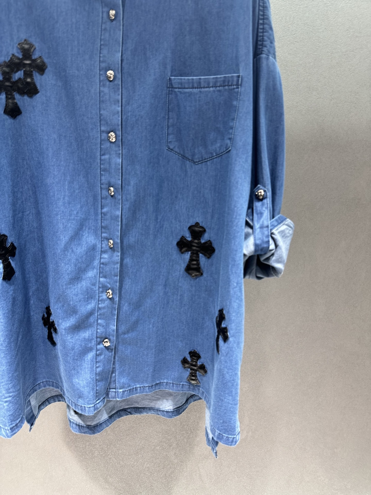 ￼ 🌾2026 SPring&Summer 🔥！克罗心衬衣，重工十字皮牌白衬衫+牛仔蓝色，宽松廓形，慵懒