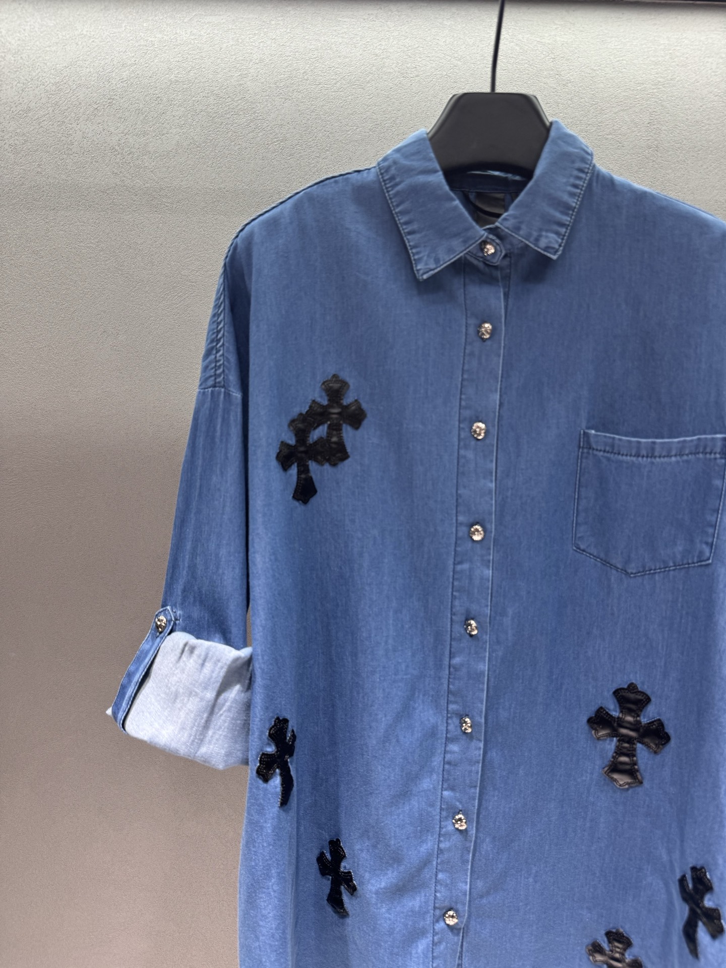 ￼ 🌾2026 SPring&Summer 🔥！克罗心衬衣，重工十字皮牌白衬衫+牛仔蓝色，宽松廓形，慵懒