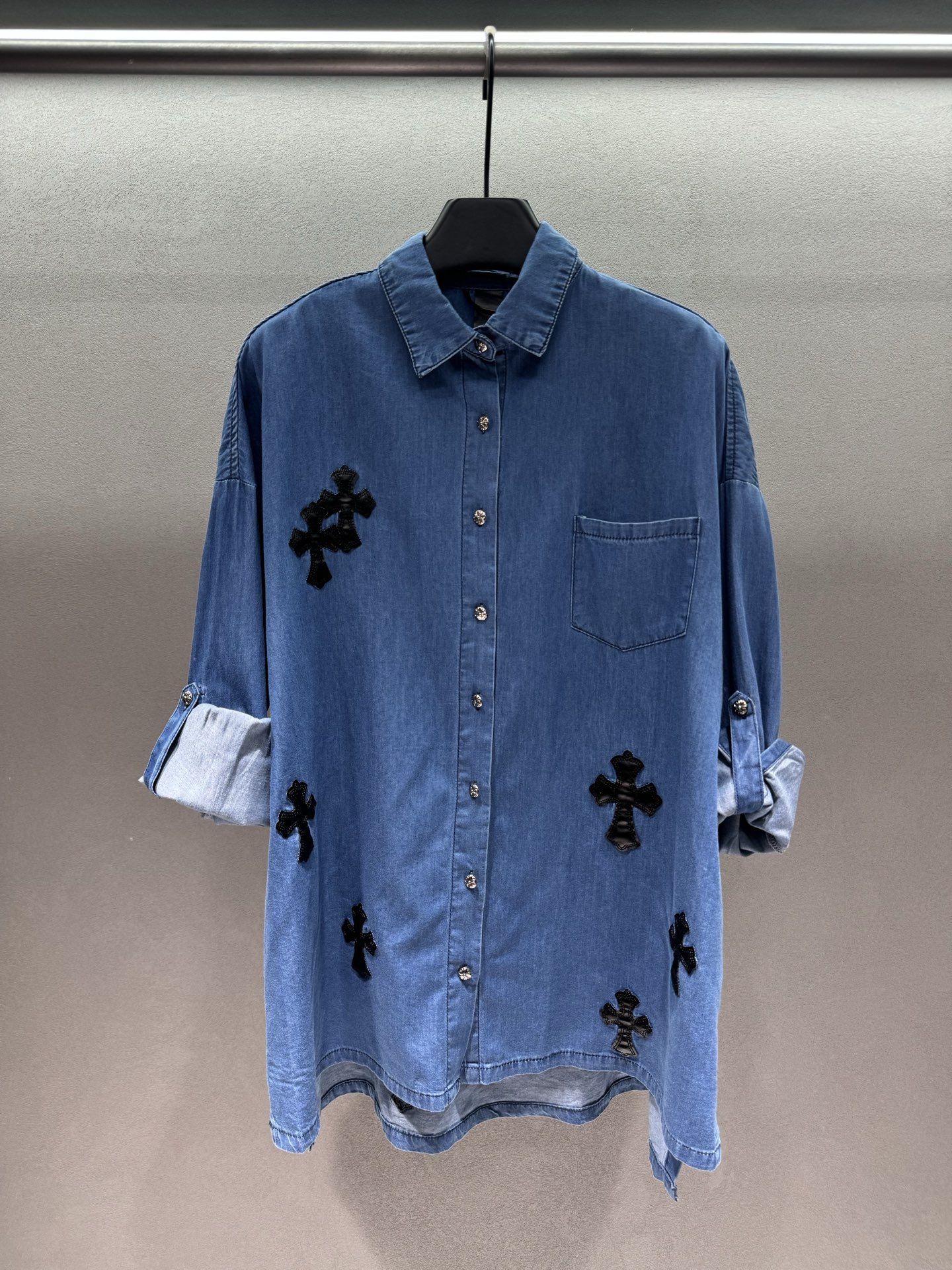 ￼ 🌾2026 SPring&Summer 🔥！克罗心衬衣，重工十字皮牌白衬衫+牛仔蓝色，宽松廓形，慵懒