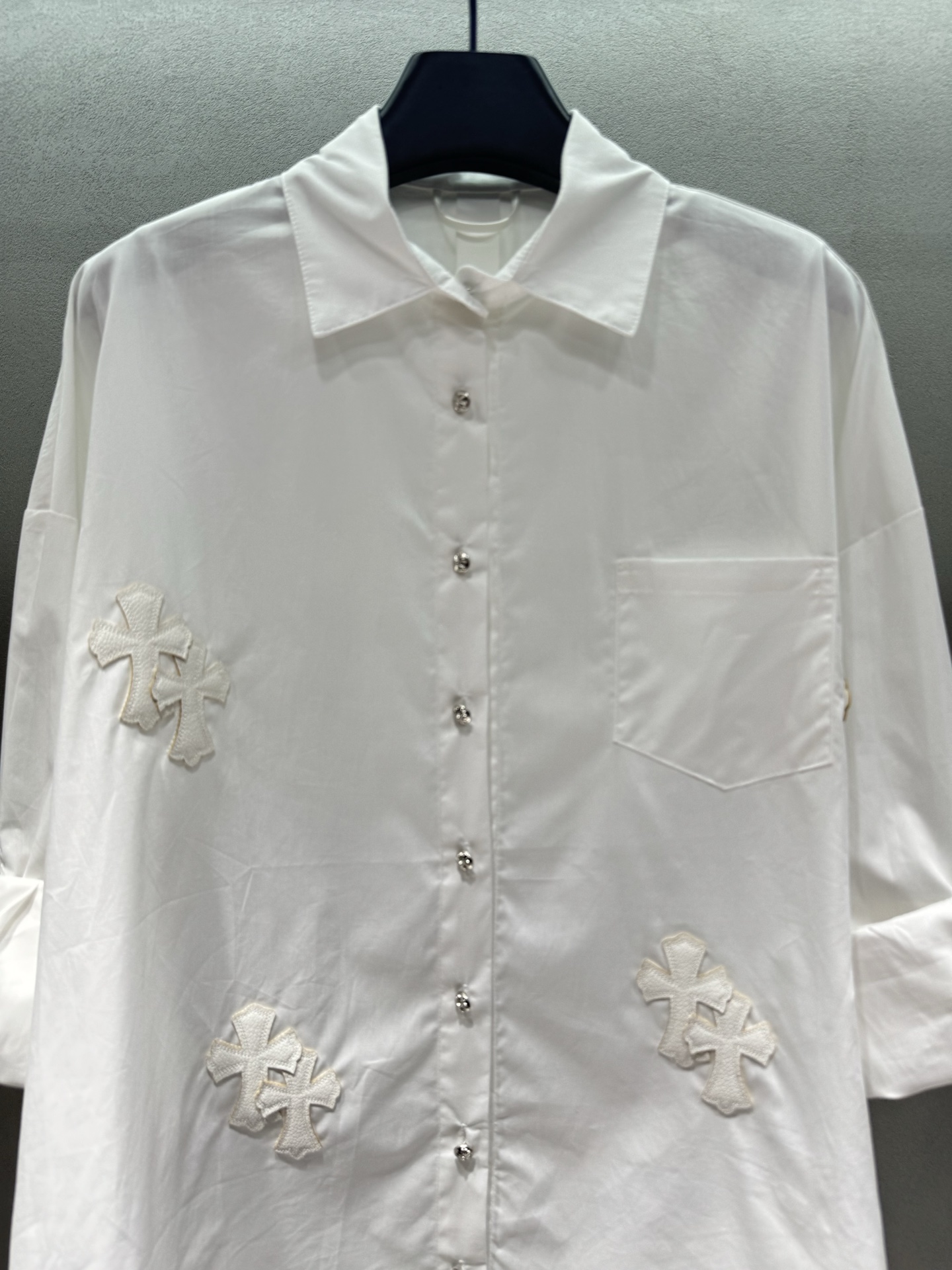 ￼ ￼ 🌾2026 SPring&Summer 🔥！克罗心衬衣，重工十字皮牌白衬衫+牛仔蓝色，宽松廓形，