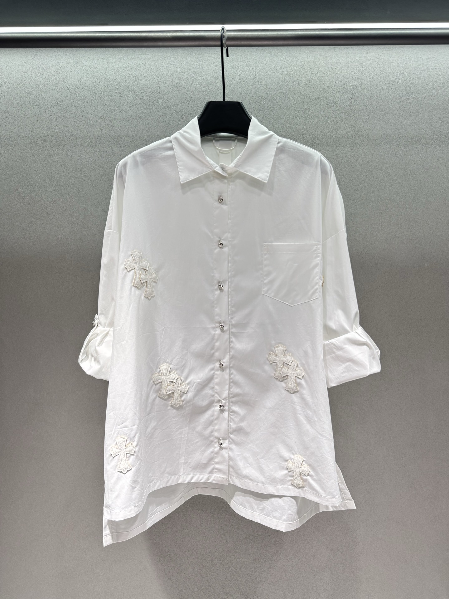 ￼ ￼ 🌾2026 SPring&Summer 🔥！克罗心衬衣，重工十字皮牌白衬衫+牛仔蓝色，宽松廓形，