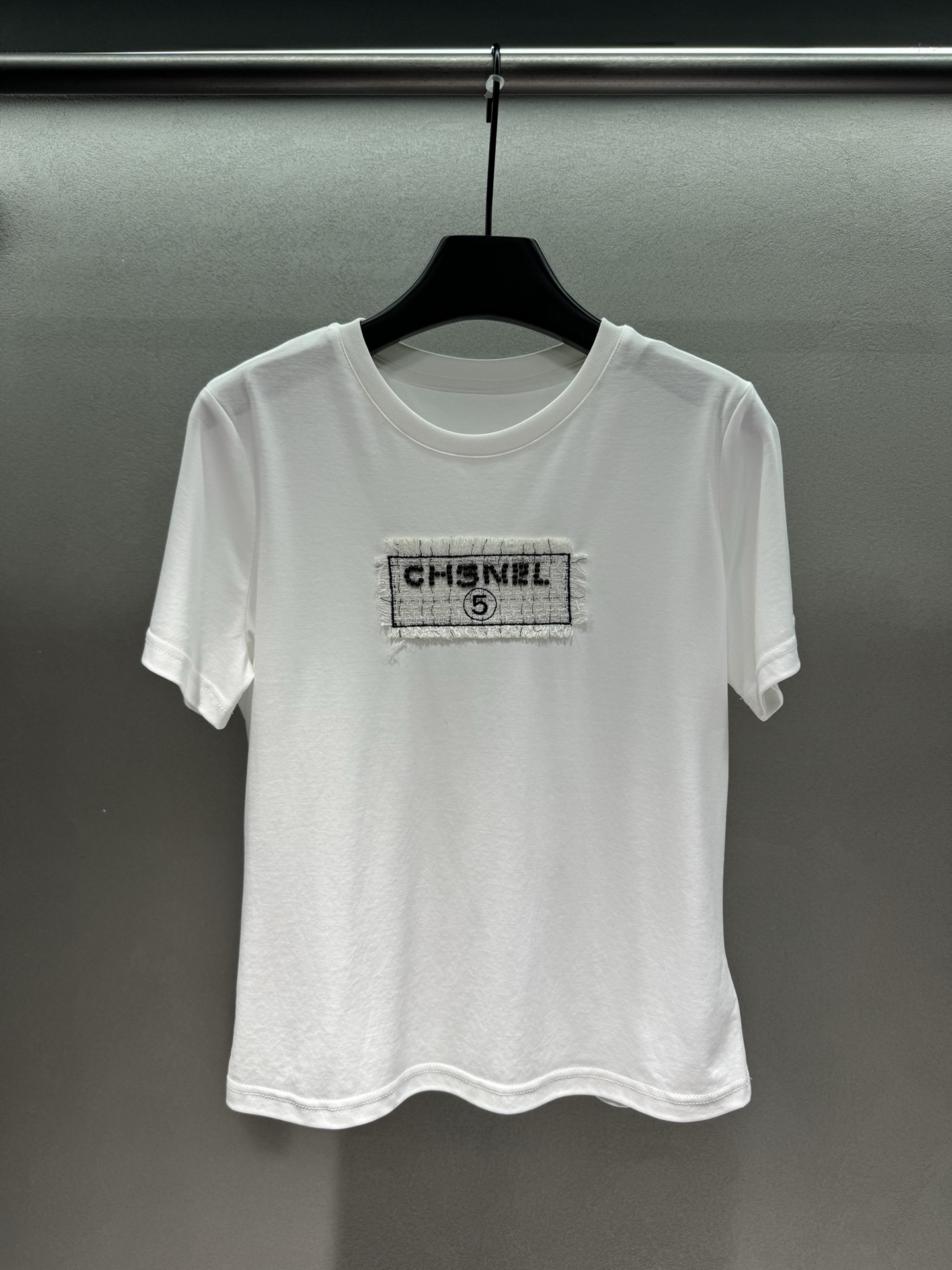 ￼ 🌾2026 SPring&Summer 🔥！小香风5号T恤，时尚圈的顶流永远是黑白配！胸前的5号标识