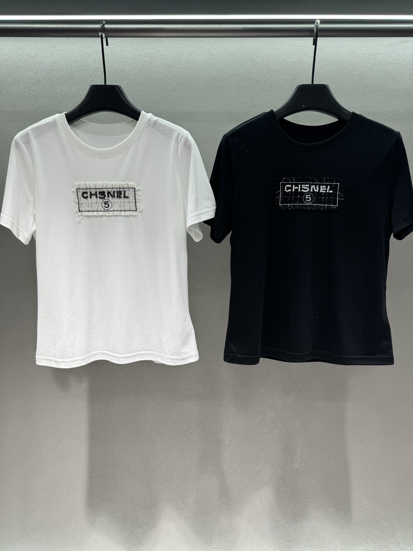 NO:803657,2026 Spring&Summer!  Xiaoxiangfeng No. 5 T-shirt, the top trend in the fashion circle is always black and white!  The design of the No. 5 logo patch on the chest is amazing, with a tweed texture, which is more refined and advanced than ordinary printing. The letter element of 'CH5NEL' is highly recognizable, low-key and luxurious~ Two colors, three sizes!,,tees,t-shirt,198609092026 Spring&Summer ！小香风5号T恤, 时尚圈的顶流永远是黑白配！ 胸前的5号标识贴布设计太绝了, 自带粗花呢质感, 比普通印花多了一份精致与高级. CH5NEL”的字母元素, 辨识度超高,低调又奢华～ 两色,三码！,,tees，t-shirt,,Women's clothing