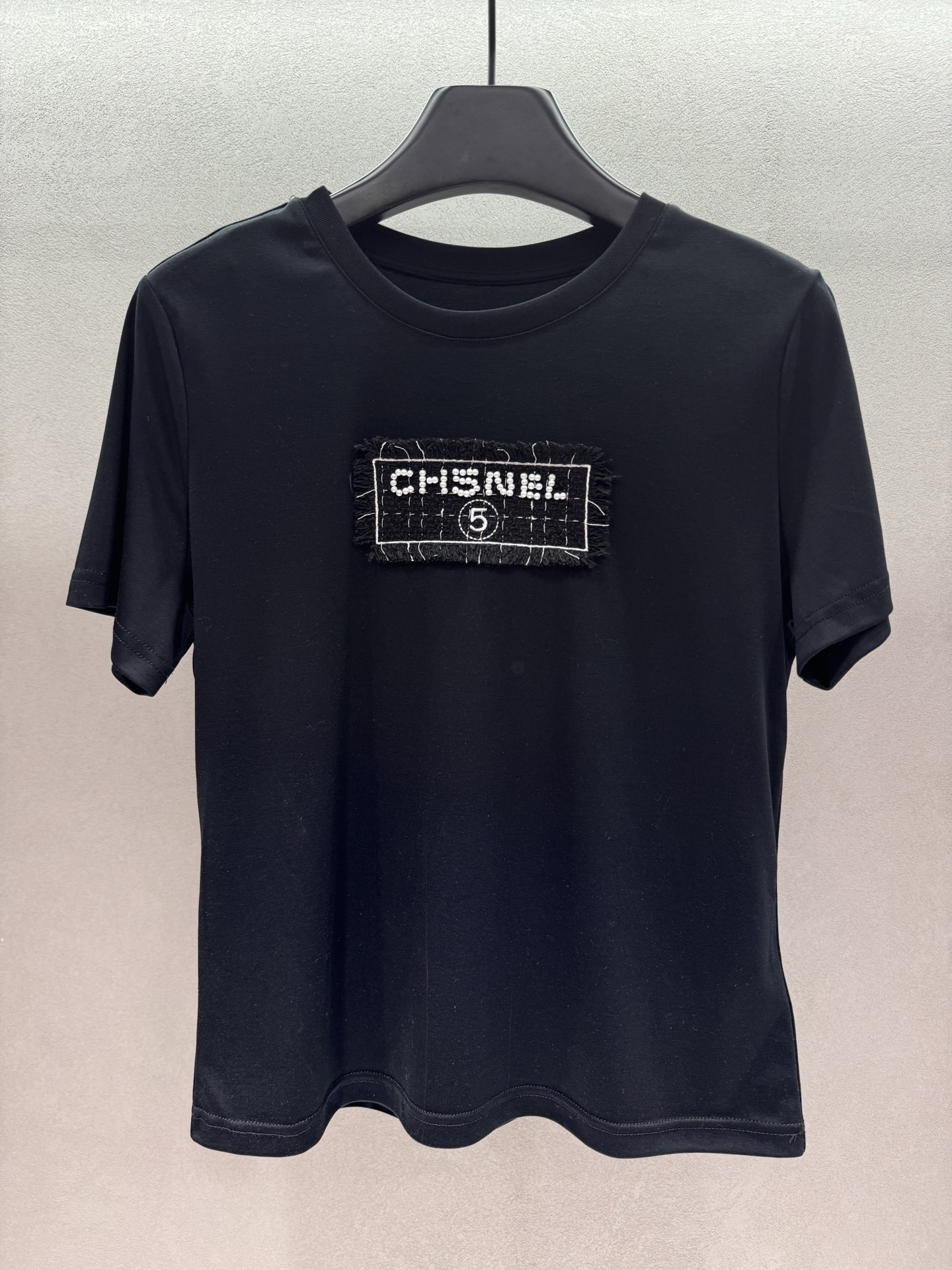 ￼ 🌾2026 SPring&Summer 🔥！小香风5号T恤，时尚圈的顶流永远是黑白配！胸前的5号标识