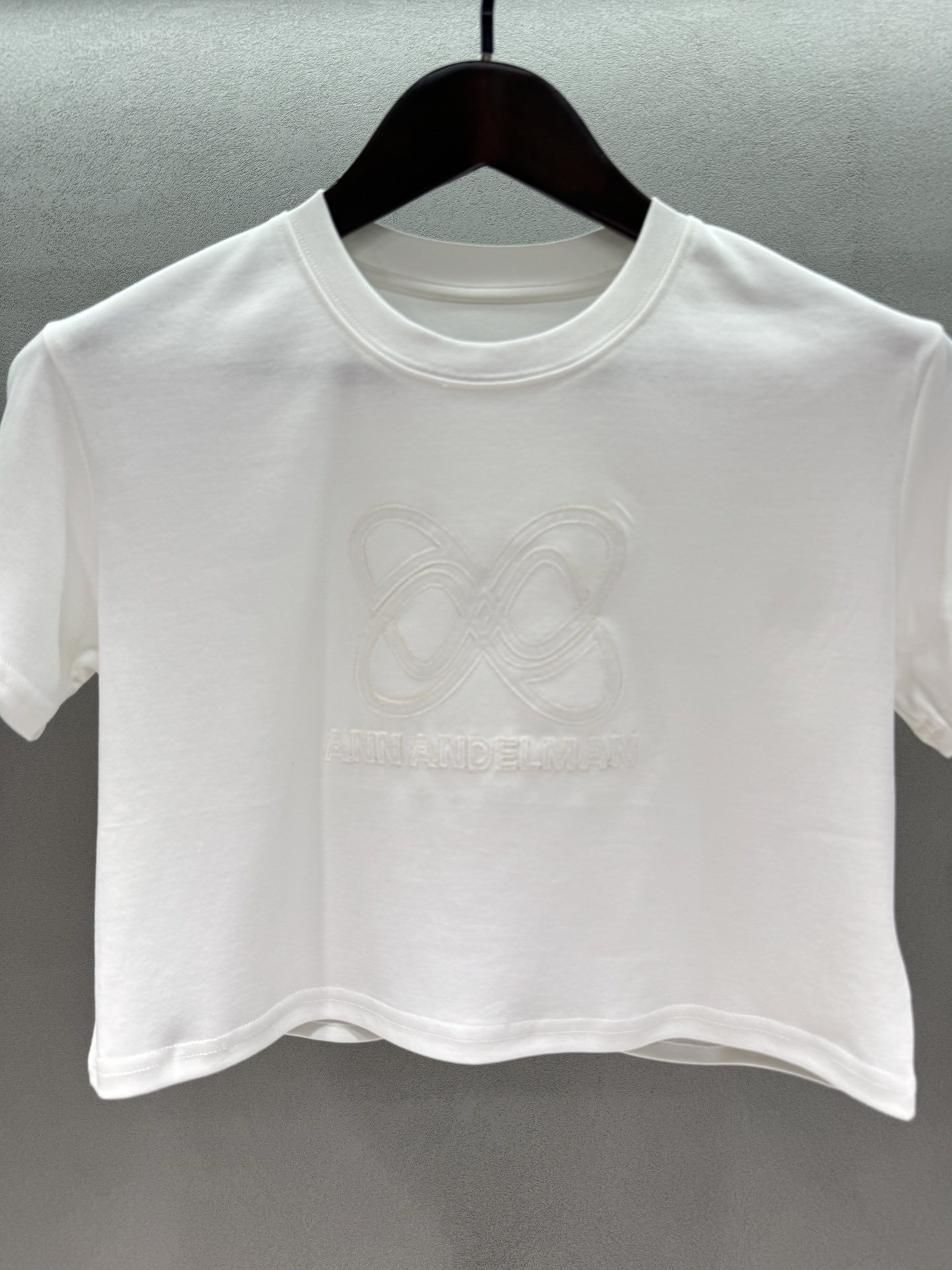 ￼ 🌾2026 SPring&Summer 🔥 ！ANN 短T，白灰两色闭眼入，甜酷辣妹直接封神，短款露