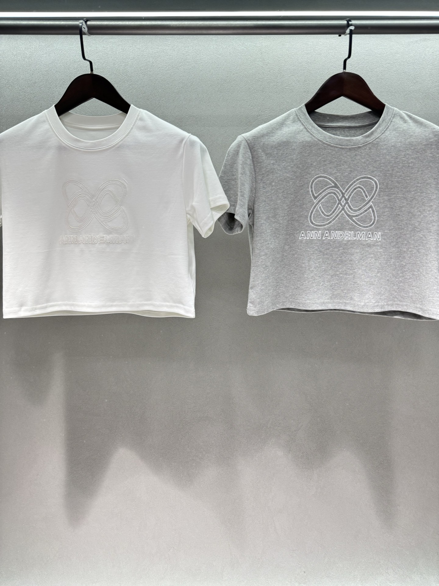 NO:804711,2026 Spring&Summer!  ANN short T, white and gray with eyes closed, makes a sweet and cool girl look like a god, short waist-exposed cut, slim waist in seconds, super spicy, high weight cotton fabric, crisp and stylish, long-wearing without deformation, it goes well with denim skirts and satin wide-leg pants, and the number of heads turning is astonishing when going out~ Two colors, three sizes!  ,,skirts,198609092026 Spring&Summer  ！ANN 短T, 白灰两色闭眼入,甜酷辣妹直接封神, 短款露腰剪裁,秒变小蛮腰,辣度超标, 高克重棉感面料,挺括有型,久穿不变形, 搭牛仔短裙、缎面阔腿裤都绝了, 出街回头率爆表～ 两色,三码！,,skirts,,Women's clothing