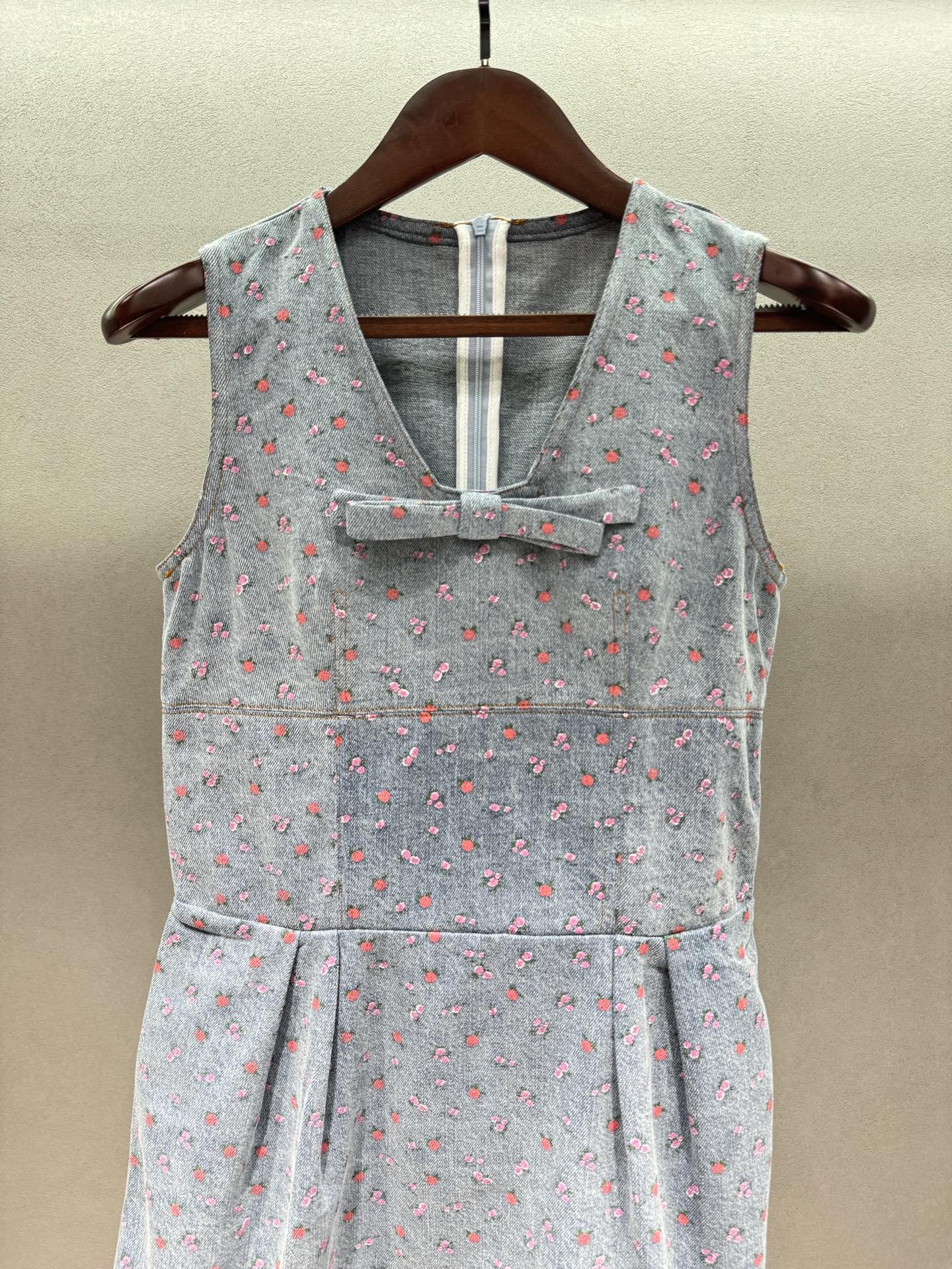 ￼ 🌾2026 SPring&Summer 🔥！Jory*a，浅蓝牛仔底+粉粉小碎花，温柔到骨子里，V领
