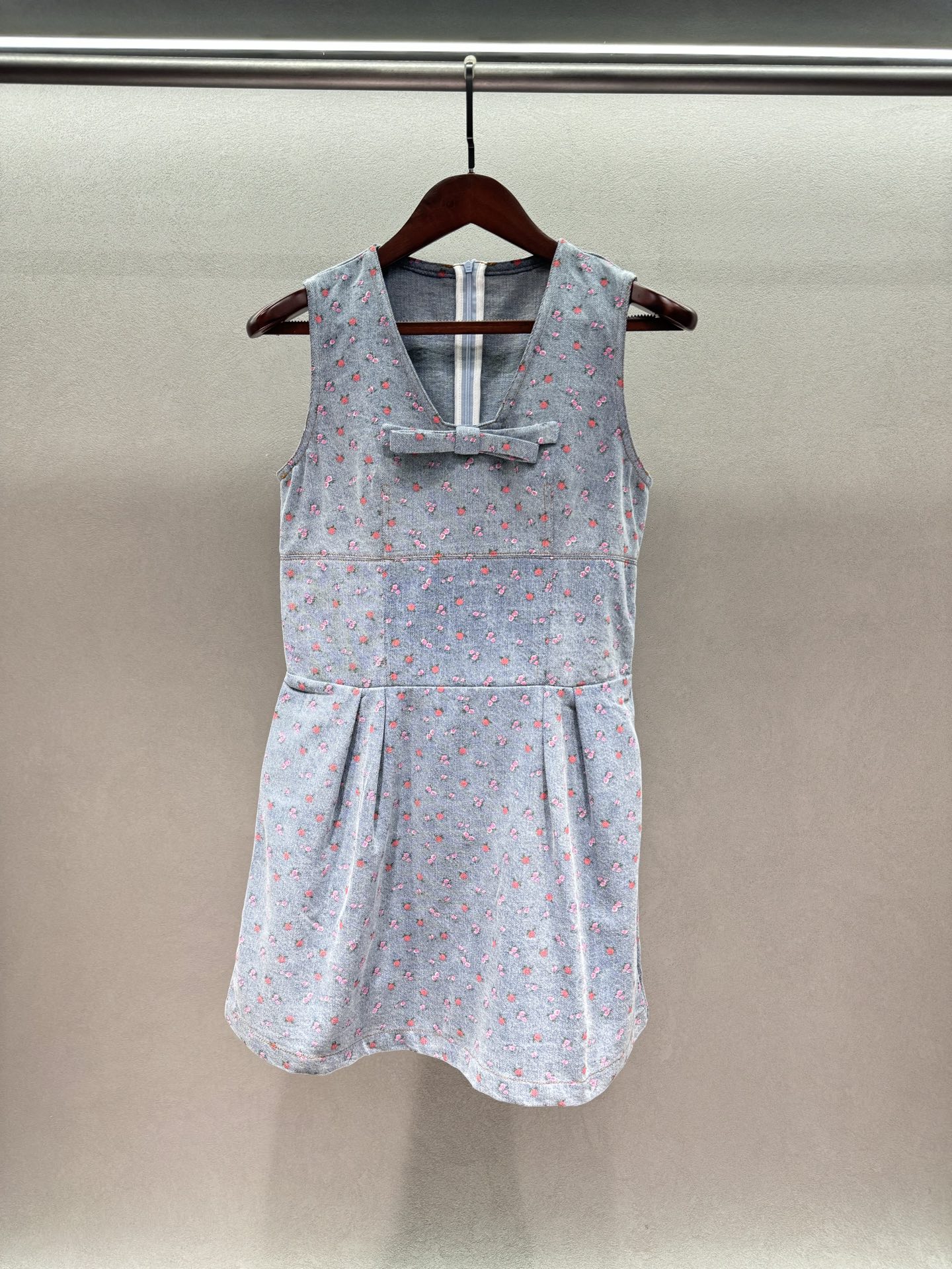 NO:804725,2026 Spring&Summer!  Jory*a, light blue denim bottom + small pink florals, gentle to the core, V-neck bow design, exquisite inner details, sweet but not greasy, big face, small waist, waist + pleated skirt, hiding muscles and slimming, perfect with white T and shirt, directly full of spring and summer atmosphere, wear it on a date, directly transform into a sweet girl~ Three sizes!  ,,skirts,shirts,198609092026 Spring&Summer ！Jory*a,浅蓝牛仔底+粉粉小碎花, 温柔到骨子里,V领蝴蝶结设计, 内里细节做到极致, 甜而不腻,巨显脸小, 收腰+百褶裙摆,藏肉显瘦一绝, 内搭白T、衬衫都超绝, 春夏氛围感直接拉满, 约会穿它,直接变身甜妹天花板～ 三码！,,skirts,shirts,,Women's clothing