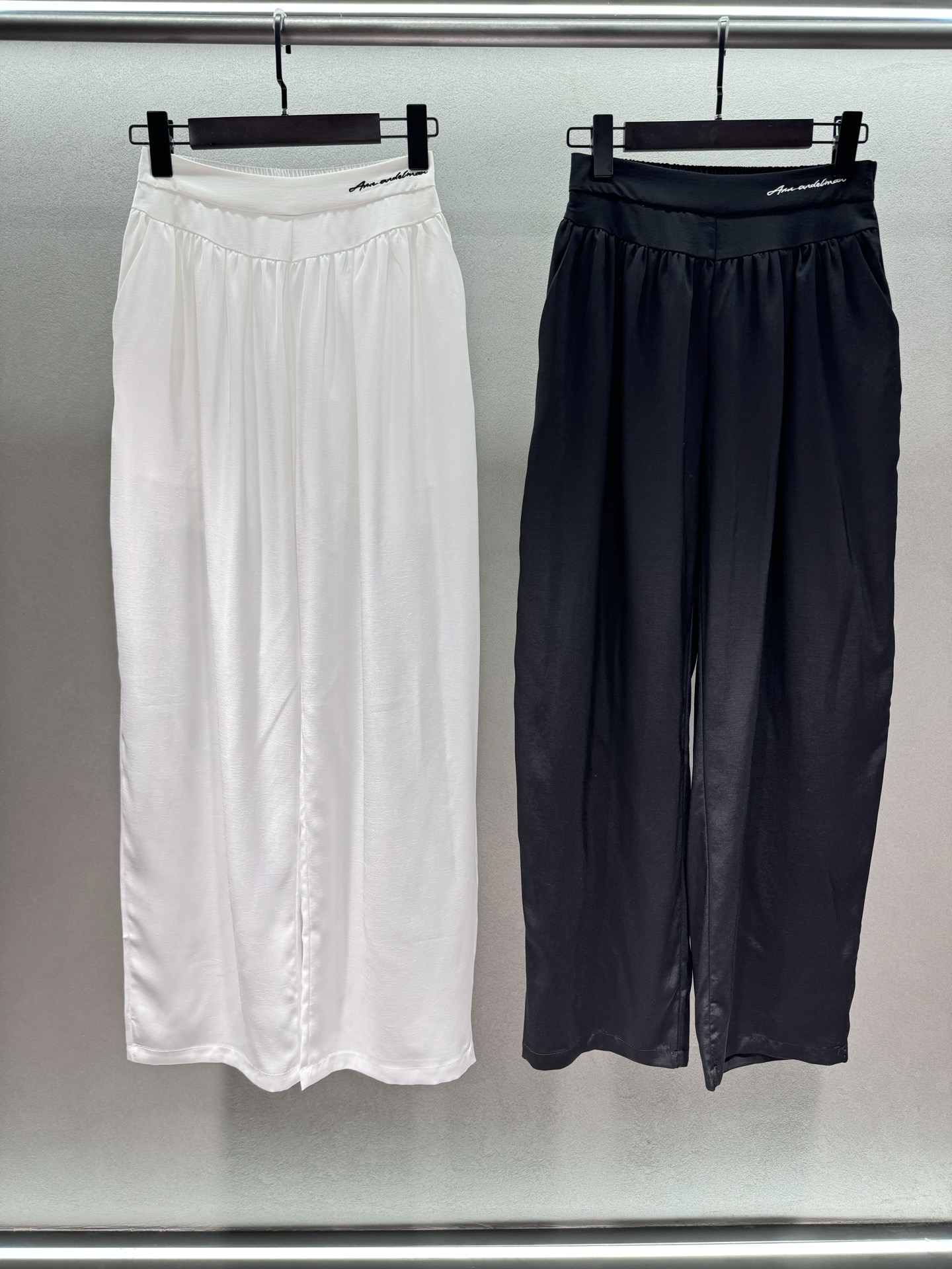NO:804717,2026 Spring&Summer!  Ann's acetate wide-leg pants are so comfortable that you don't want to take them off. They are the ceiling for lazy people. Soft to the core, you really have to be conquered by its feel. They are smooth and cool, and are very skin-friendly. The high-waisted elastic waist design is not picky about your body shape and is super tolerant. It has great drape. It brings wind when you walk. It has a lazy atmosphere. The white is refreshing and the black is cool. It looks good no matter how you wear it.  Suitable for home, walking, or going to work, comfort is the ceiling~ Two colors, three sizes!  ,,198609092026 Spring&Summer ！Ann醋酸阔腿裤, 舒服到不想脱下来,懒人穿搭的天花板. 软到骨子里,真的要被它的手感征服, 滑滑凉凉的,亲肤满分, 高腰松紧腰设计,不挑身材,包容性超强, 垂感巨好,走路带风,慵懒氛围感直接拉满, 白色清爽、黑色酷飒,怎么穿都好看, 宅家、遛弯、上班随便套,舒适度天花板～ 两色,三码！,,,Women's clothing