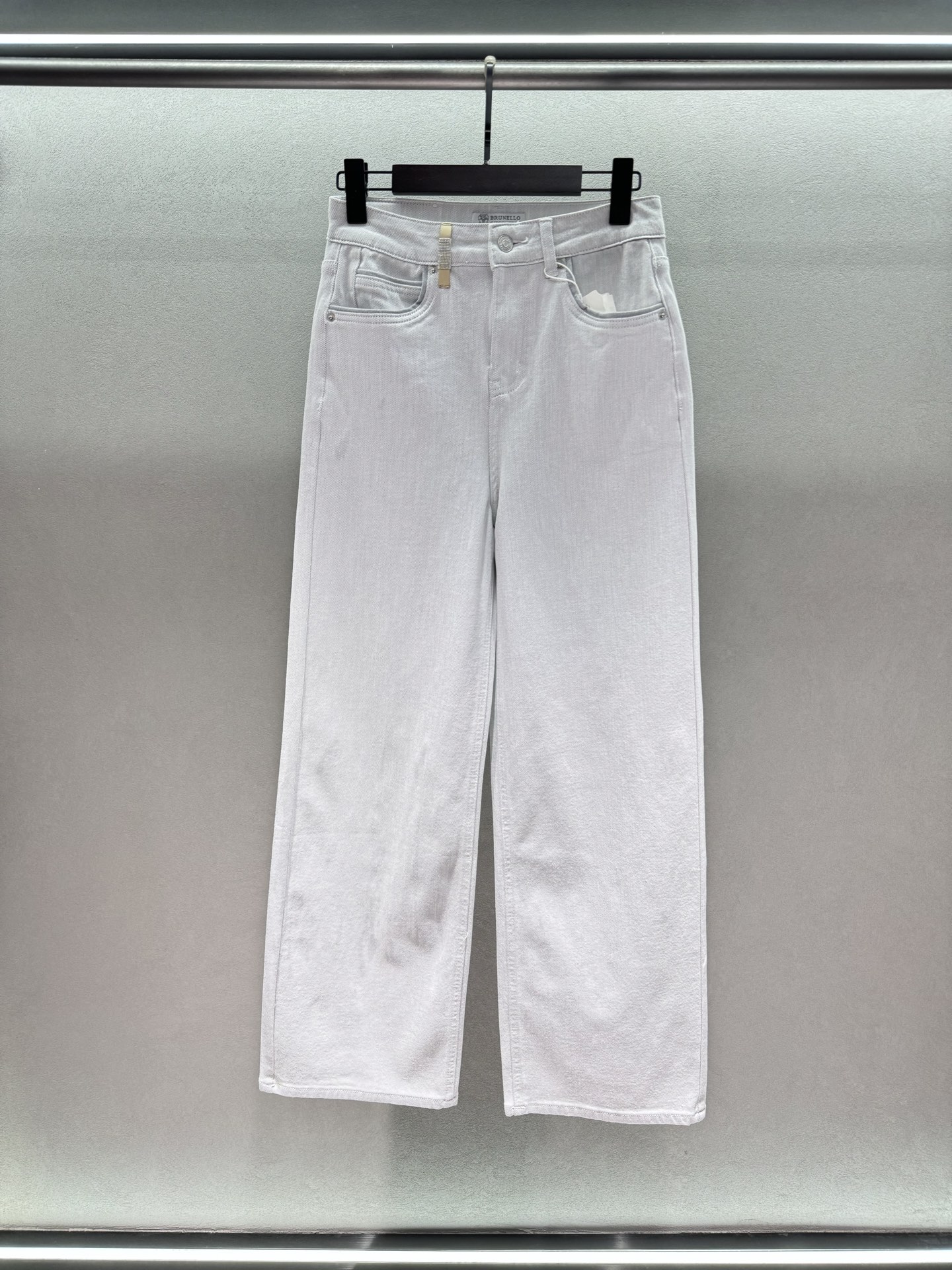 NO:804715,2026 Spring&Summer!  Brunello cucinelli* white jeans, a super elegant pair of jeans, the fabric is very soft and comfortable, the texture and comfort are top-notch, they look great no matter how you match them, they don’t feel restrictive when worn, they are a perfect fit, and can be controlled by any body shape~ Three sizes!  ,,brunello cucinelli,jeans,198609092026 Spring&Summer  ！Brunello cucinelli*白色牛仔裤, 超显气质一款牛仔裤,面料很柔软舒适, 质感和舒适度在线,怎么搭配都很好看, 穿上身没有束缚感,非常完美的版型, 任何身形都可以驾驭～ 三码！,,brunello cucinelli,jeans,,Women's clothing