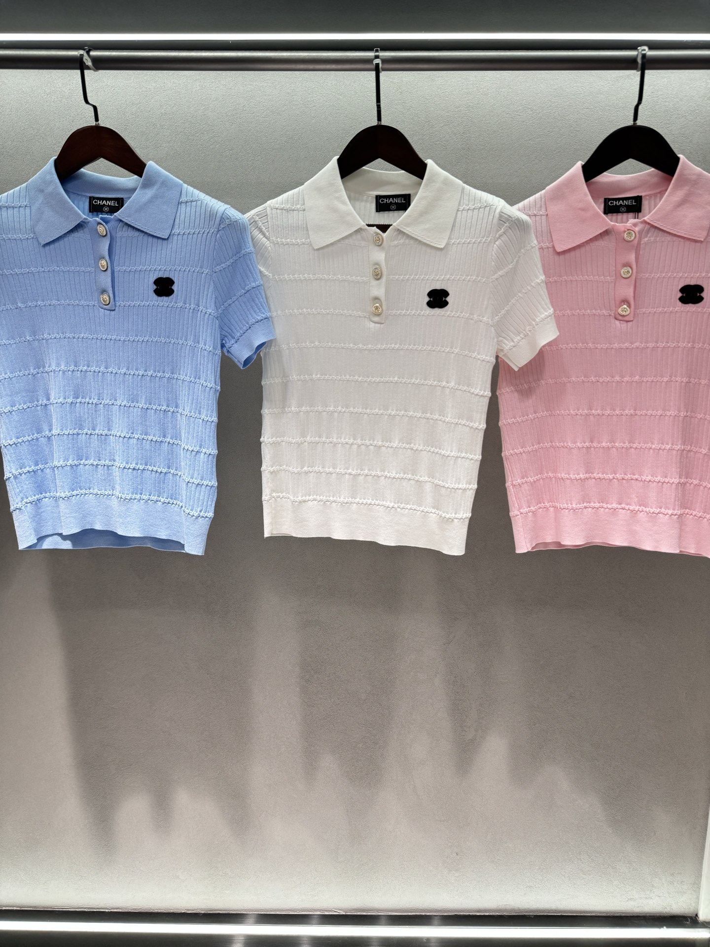 NO:804705,2026 Spring&Summer!  Xiaoxiang macaron color Polo shirt, blue/white/pink three-color macaron color, gentle and white, girly and full, classic vertical stripe texture + pearl buttons, sophistication directly full, black flower embellishment on the chest, low-key and recognizable, short slim cut, optimize the proportion in one second, look taller and slimmer, perfect with skirts and jeans, dating, commuting directly ~ Three colors, three sizes!  ,,skirts,jeans,198609092026 Spring&Summer ！小香马卡龙配色Polo衫, 蓝/白/粉三色马卡龙配色,温柔又显白, 少女感拉满,经典竖条纹肌理+珍珠纽扣, 精致感直接拉满, 胸前黑色小花点缀,低调又有辨识度, 短款修身剪裁,一秒优化比例, 显高显瘦一绝,搭半裙、牛仔裤都绝了, 约会、通勤直接封神～ 三色,三码！,,skirts,jeans,,Women's clothing