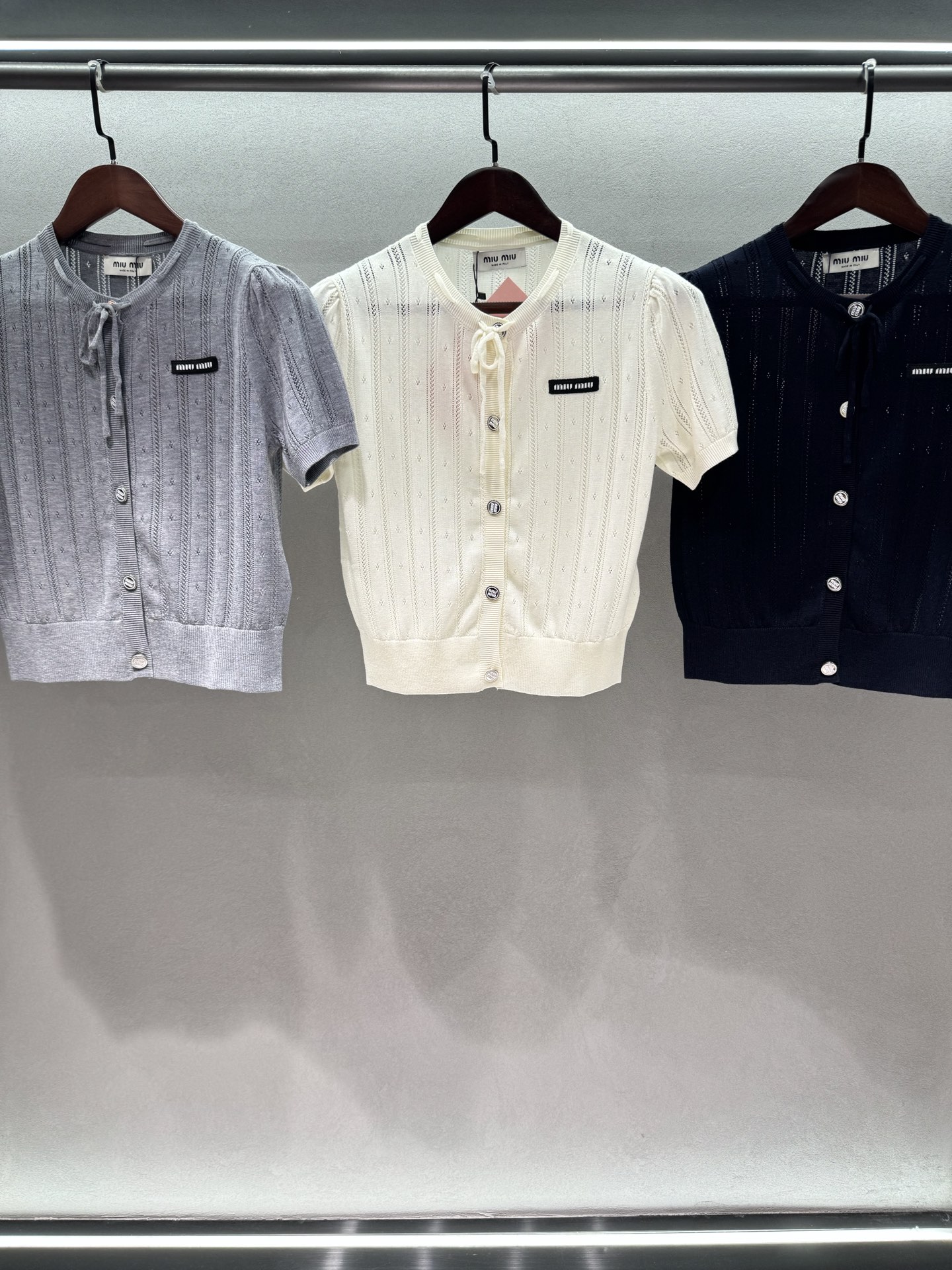 NO:804702,2026 Spring&Summer!  MiuMi*, three-color knitted cardigan, the short version with full breasts is really girly. The vertical hollow cable workmanship is breathable and exquisite. The round neck tie with bow + silver metal buckle is sweet but not greasy. The three-color knitted cardigan is refreshing and age-reducing when worn alone. Paired with a pleated skirt, it is a college-style ceiling. Paired with jeans, it instantly becomes a relaxed old-money style. It is suitable for all scenes of commuting, dating and shopping in spring and summer.  Wear it and you will feel the Miu style. Whoever wears it will be the sweet girl~ Three colors, three sizes!  ,,miumiu,skirts,jeans,198609092026 Spring&Summer ！MiuMi*,三色针织开衫, 奶fufu的短款版型真的太懂少女心了, 竖条镂空绞花工艺,透气又显精致, 圆领系带蝴蝶结+银色金属扣,甜而不腻, 三色闭眼入不踩雷,单穿清爽减龄, 搭百褶裙就是学院风天花板, 配牛仔裤秒变松弛感老钱风, 春夏通勤、约会、逛街全场景适配, 穿上直接拿捏Miu系千金感,谁穿谁是甜妹～ 三色,三码！,,miumiu,skirts,jeans,,Women's clothing