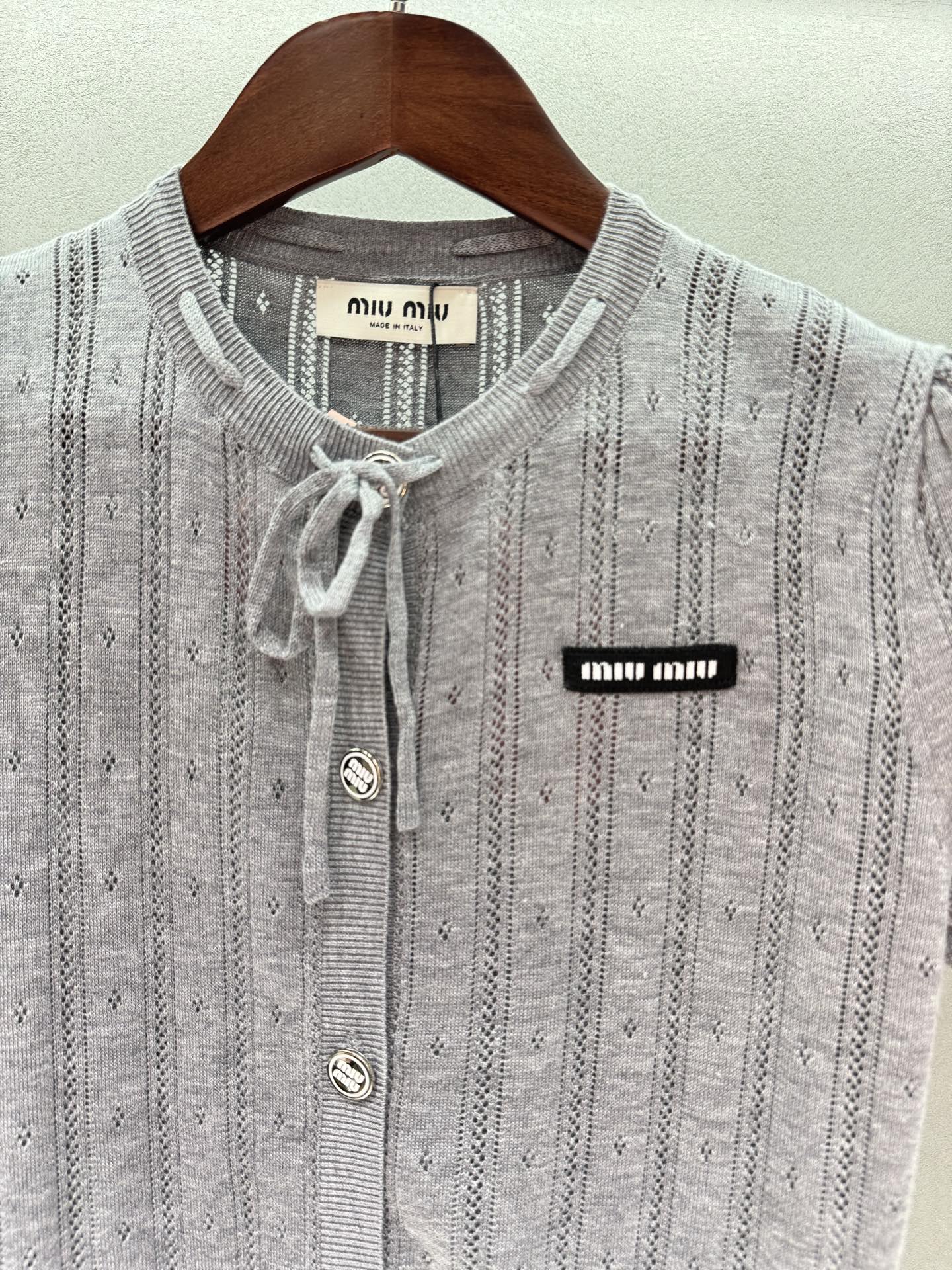 ￼ 🌾2026 SPring&Summer 🔥！MiuMi*，三色针织开衫，奶fufu的短款版型真的太懂