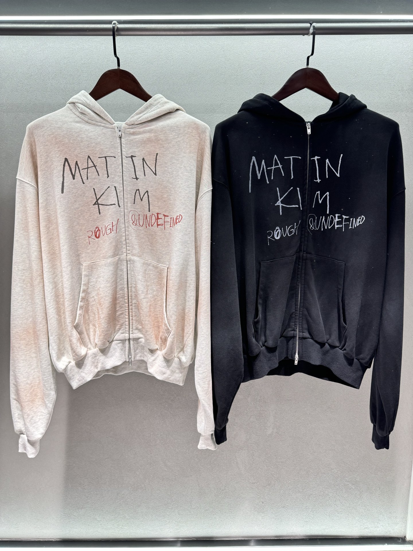 NO:804698,2026 Spring&Summer!  MATIN KI*, graffiti zipper hoodie, Korean designer brand's looseness has been carefully grasped, handwritten graffiti logo + distressed washing process, built-in vintage filter, loose silhouette is not flattering, zipper design can be salty or sweet, off-white is lazy and casual, black is cool and sassy, the couple style is directly locked in, with jeans, you can instantly become a Korean blogger, with leggings, it can be worn all year round and looks great.  A versatile piece in your wardrobe~ Two colors, three sizes!  ,,jeans,hats,198609092026 Spring&Summer ！MATIN KI*,涂鸦拉链帽衫, 韩国设计师品牌的松弛感被狠狠拿捏, 手写涂鸦logo+做旧水洗工艺, 自带vintage滤镜, 宽松廓形不挑身材,拉链设计可盐可甜, 米白慵懒随性,黑色酷飒显瘦, 情侣款直接锁死, 搭牛仔裤秒变韩系博主,配leggings辣度拉满 一年四季都可叠穿都出彩, 衣柜里的百搭神款～ 两色,三码！,,jeans,hats,,Women's clothing