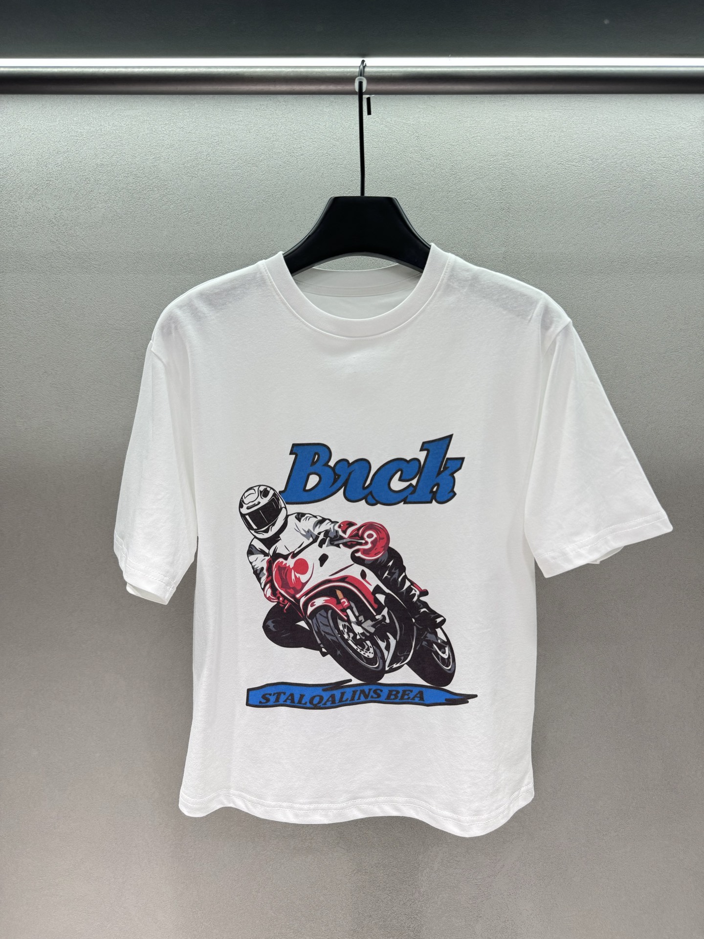 NO:804699,2026 Spring&Summer!  Jennie's same style motorcycle T, motorcycle style yyds, American retro motorcycle print, cool and sassy, heavy cotton fabric, stiff but not soft, the upper body is very textured, loose shoulder version, hiding the flesh, making you look slim but not flattering, the white background is clean and refreshing, the red and blue contrasting print is super eye-catching, wear jeans to instantly become a hot girl on the street, pair with cycling pants, it is spicy, it is great to wear alone or layered with jackets in spring and summer,  A versatile piece in your wardrobe~ Three sizes!  ,,jeans,jackets & coats,198609092026 Spring&Summer  ！jennie 同款机车T, 机车风yyds,美式复古机车印花, 酷飒感拉满,重磅纯棉面料, 挺括不软塌,上身巨显质感, 宽松落肩版型,藏肉显瘦不挑身材, 白底色干净清爽,红蓝撞色印花超吸睛, 搭牛仔裤秒变街头辣妹,配骑行裤辣度拉满, 春夏单穿、叠穿外套都出彩, 衣柜里的百搭神款～ 三码！,,jeans,jackets & coats,,Women's clothing