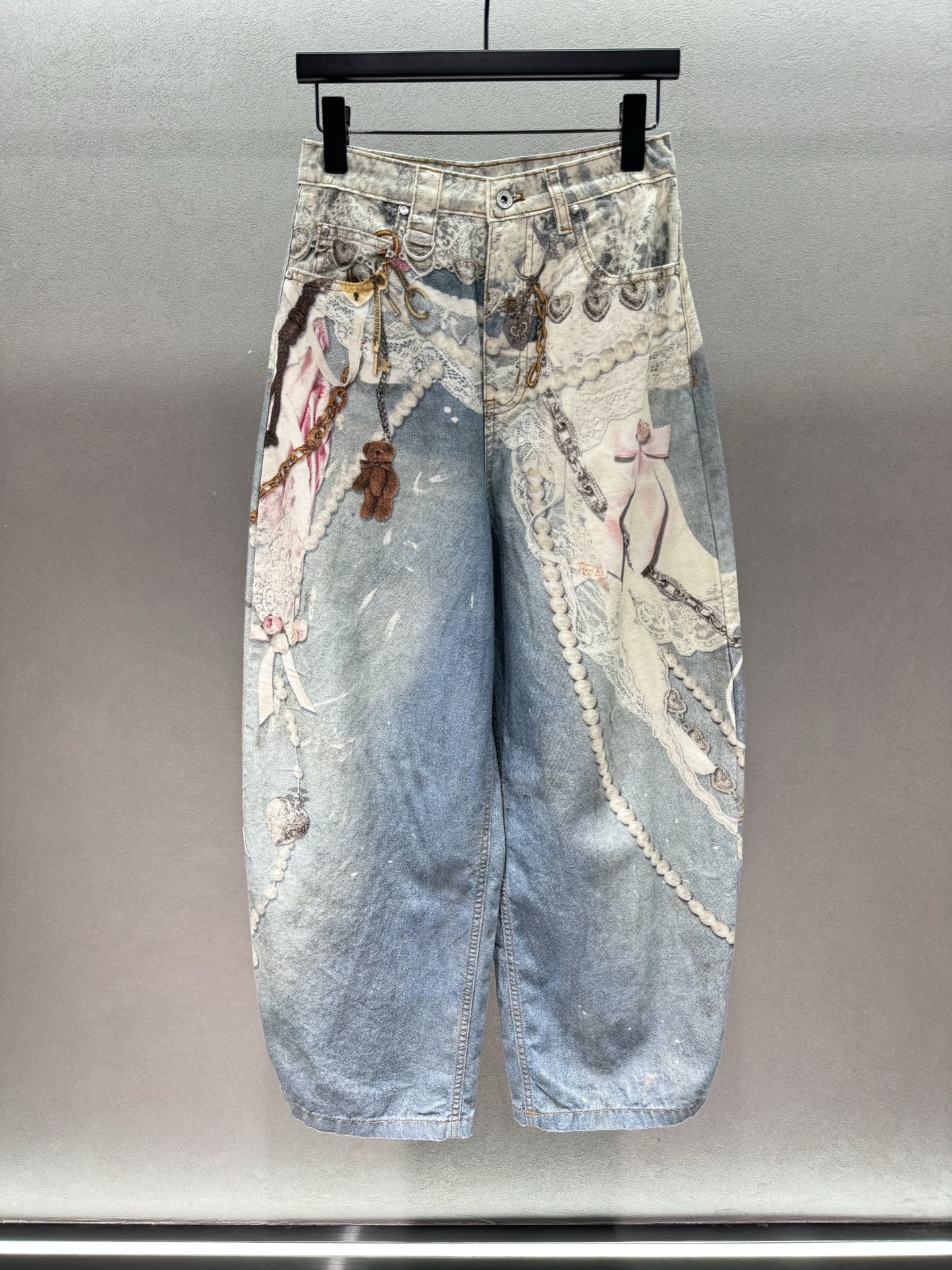 NO:804693,2026 Spring&Summer ForDA*re, 3D printed denim balloon pants, heavy all-over printing design, fusion of lace, pearls, and bear elements, distressed washed craftsmanship, full of retro feel, wearing art on the body, so stylish, loose balloon pants, tolerant of all body types, not picky on leg shape, high waist design, easily create a nine-headed body proportion ~ size three!  ,,198609092026 Spring&Summer ForDA*re,3D印花牛仔气球裤, 重工满印设计,蕾丝、珍珠、小熊元素融合, 做旧水洗工艺,复古感拉满, 把艺术穿在身上,太有腔调, 宽松气球裤型,包容所有身材,不挑腿型, 高腰设计,轻松打造九头身比例～ 三码！,,,Women's clothing