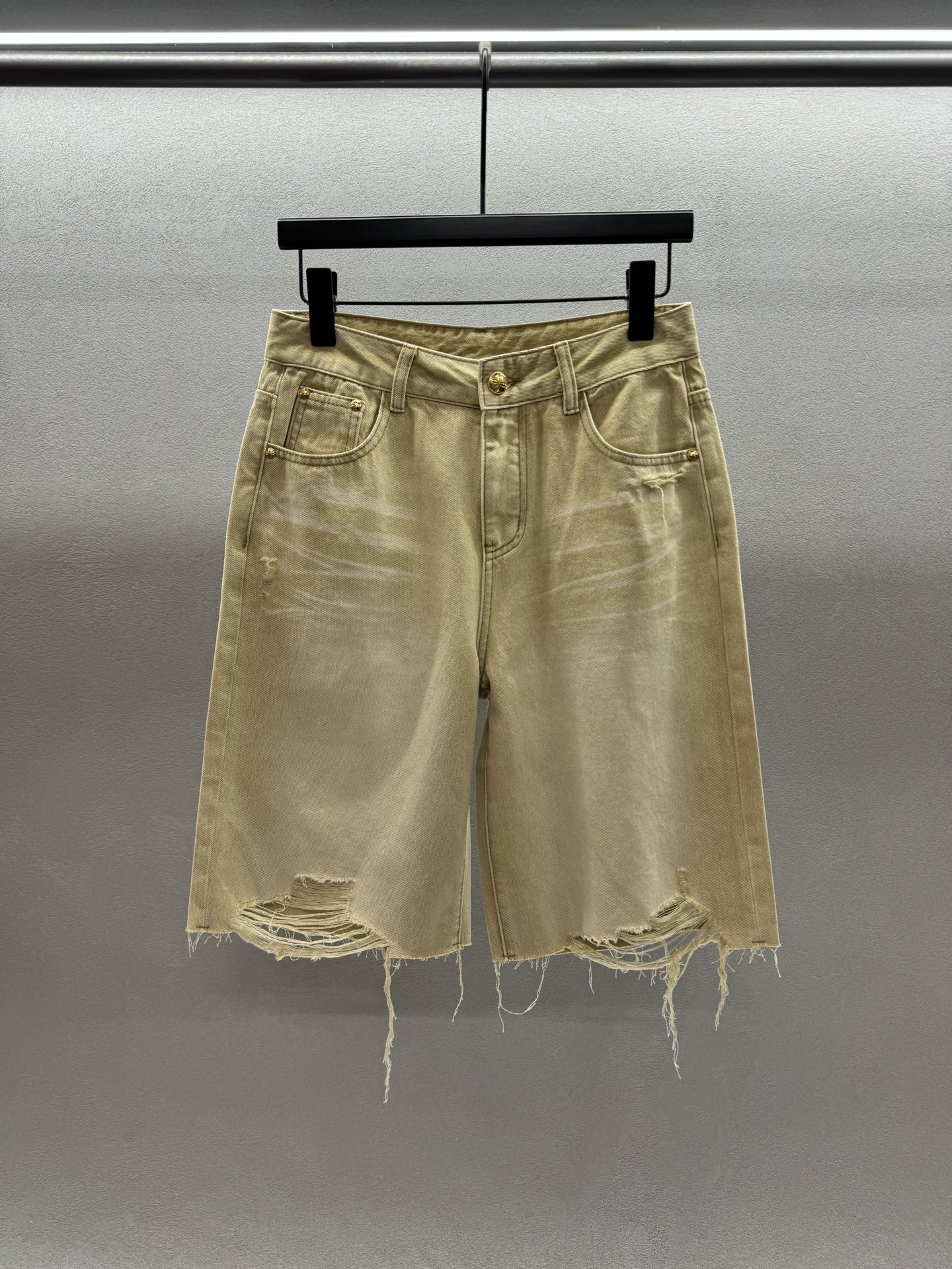 NO:804706,2026 Spring&Summer Khaki ripped crotch pants, a relaxed summer outfit. Start with these denim crotch pants. The distressed khaki color comes with a retro filter, ripped raw edge design, casual and fashionable. The mid-high waist version is not picky about the figure, covering the flesh and making you slim. Pair it with a white shirt for a lazy old-money style. You can wear it for daily commuting~ Three sizes!  ,,shirts,198609092026 Spring&Summer  卡其色破洞五分裤, 夏日松弛感穿搭,从这条牛仔五分裤开始, 做旧卡其色自带复古滤镜, 破洞毛边设计,随性又时髦, 中高腰版型,不挑身材,遮肉显瘦, 搭白衬衫就是慵懒老钱风, 日常通勤都能穿～ 三码！,,shirts,,Women's clothing