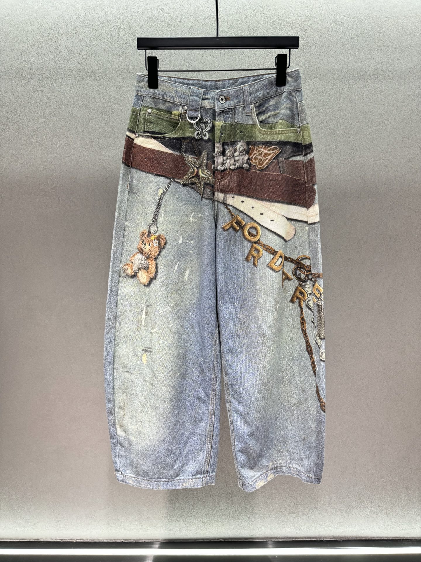 NO:804687,2026 Spring&Summer!  ForDar*, 3D printed balloon pants, distressed washed denim + retro bear print + metal chain, the perfect collision of sweet girl and cool feeling, full of high-end sense, loose balloon silhouette, hiding the flesh and making you look slimmer, pear-shaped body friendly, high waist design to optimize the proportion, make the legs appear taller and longer, paired with a hot girl T-shirt, you can instantly become a sweet and cool girl on the street~ Three sizes!  ,,tees,t-shirt,198609092026 Spring&Summer ！ForDar*,3D印花气球裤, 做旧水洗牛仔+复古小熊印花+金属链条, 甜妹与酷感的完美碰撞,高级感拉满, 宽松气球廓形,藏肉显瘦,梨形身材友好, 高腰设计优化比例,显高显腿长, 配辣妹T恤秒变街头甜酷女孩～ 三码！,,tees，t-shirt,,Women's clothing