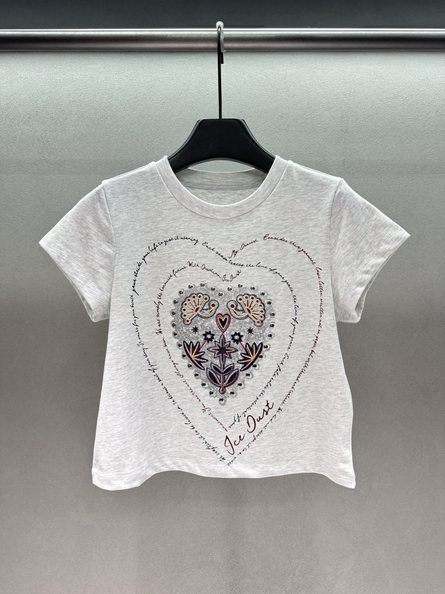 NO:804710,2026 Spring&Summer!  ICE, heart beaded embroidery T, retro ethnic style pattern, sweet but not greasy, niche style, short waist style, instantly transform into a 37-point figure, making you look taller. Pair it with high-waisted jeans and instantly transform into a Miu sweet girl. Pair it with a pleated skirt for a college-style pull-up. It can be worn alone or layered with cardigans in spring and summer. It is a versatile style in the wardrobe~ Three sizes!  ,,miumiu,skirts,jeans,198609092026 Spring&Summer ！ICE,爱心钉珠刺绣T, 复古民族风纹样,甜而不腻,小众不撞款 短款露腰版型,秒变三七分身材,显高绝了, 搭高腰牛仔裤秒变Miu系甜妹, 配百褶裙学院风拉满, 春夏单穿、叠穿开衫都出彩, 衣柜里的百搭神款～ 三码！,,miumiu,skirts,jeans,,Women's clothing