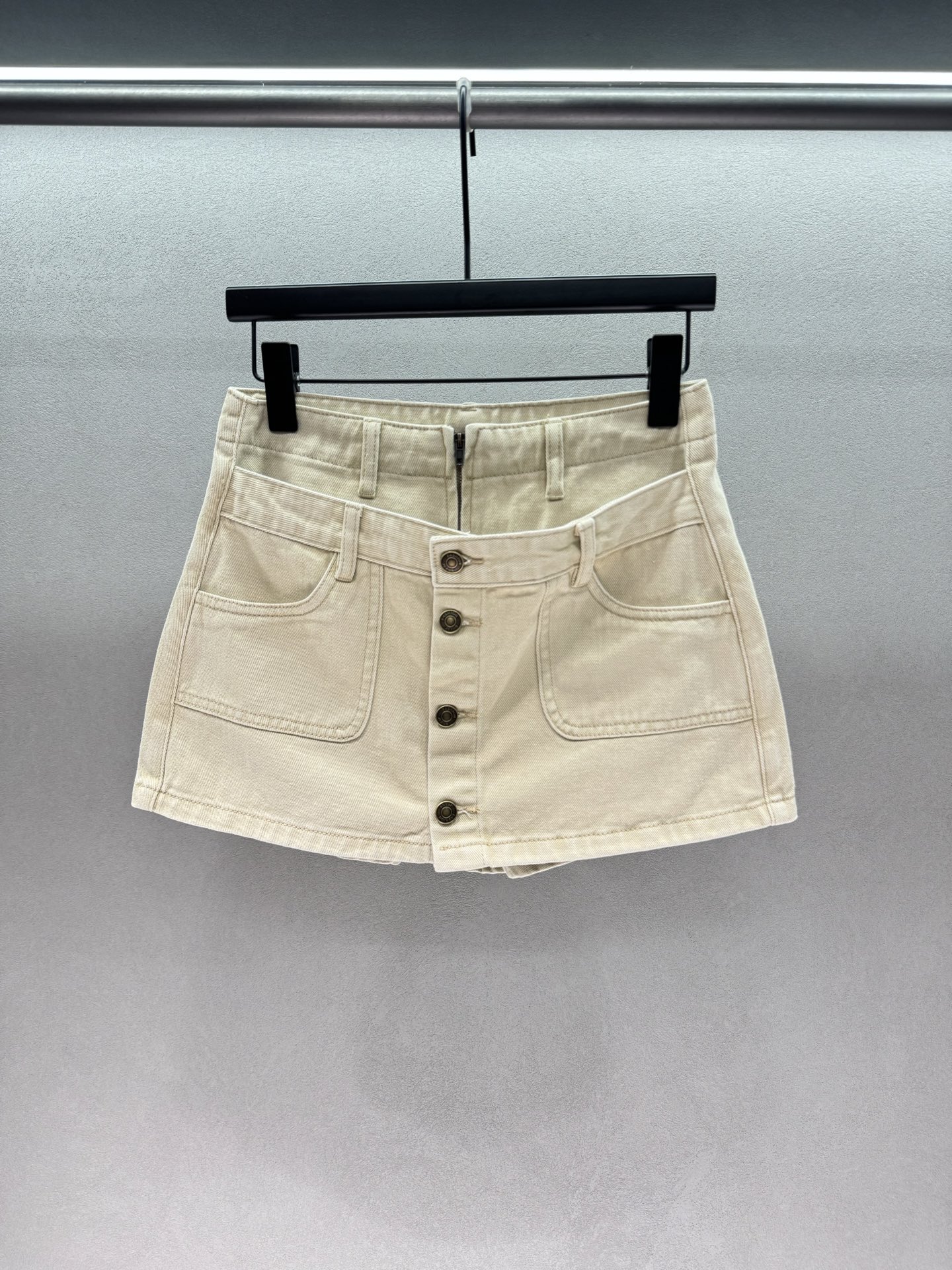 NO:804692,2026 Spring&Summer!  Designer double-waisted culottes, with a minimalist high-end feel, are understood by this short skirt. The apricot-colored washed denim + retro distressed craftsmanship are full of texture. The fake two-piece stacked waist design is full of layers and is not a niche style. The A-line silhouette accommodates all leg types and is not picky. The bronze metal buckle enhances the overall sophistication.  ,,skirts,198609092026 Spring&Summer ！设计师款双腰裙裤, 极简主义的高级感,被这条短裙玩明白了, 奶杏色水洗牛仔+复古做旧工艺,质感拉满, 假两件叠腰设计,层次感十足,小众不撞款, A字廓形,包容所有腿型,不挑身材, 古铜金属扣,提升整体精致度,显贵不廉价, 搭简约白T、针织开衫都出彩, 通勤、出街都合适～ 三码！,,skirts,,Women's clothing