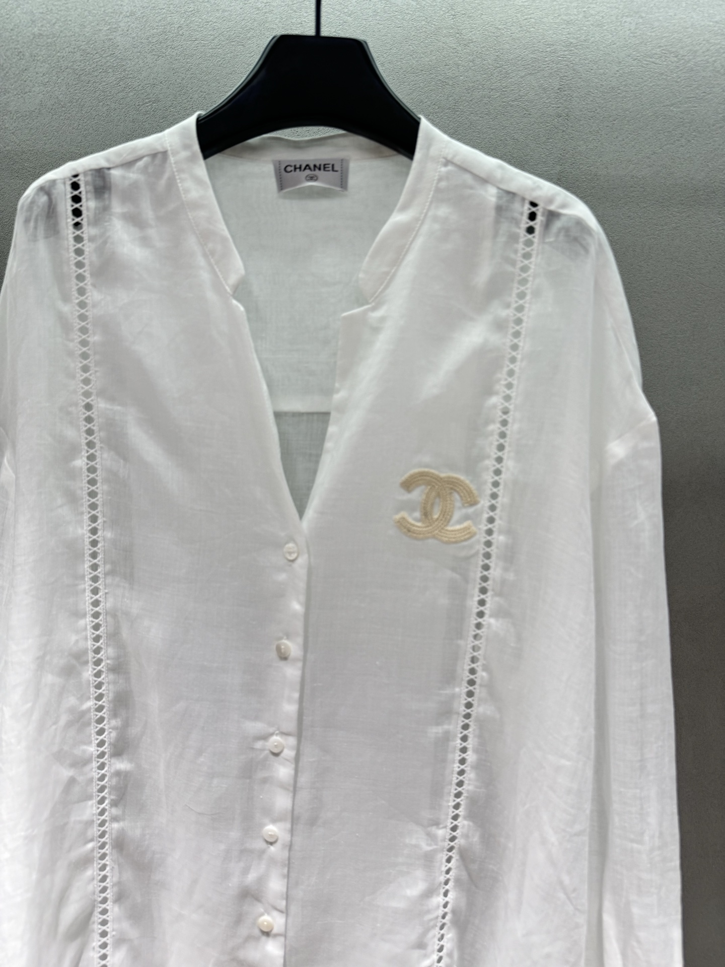 ￼ 🌾2026 SPring&Summer 🔥/套！小香中古亚麻套装，双C刺绣+镂空蕾丝，深V领衬衫性感