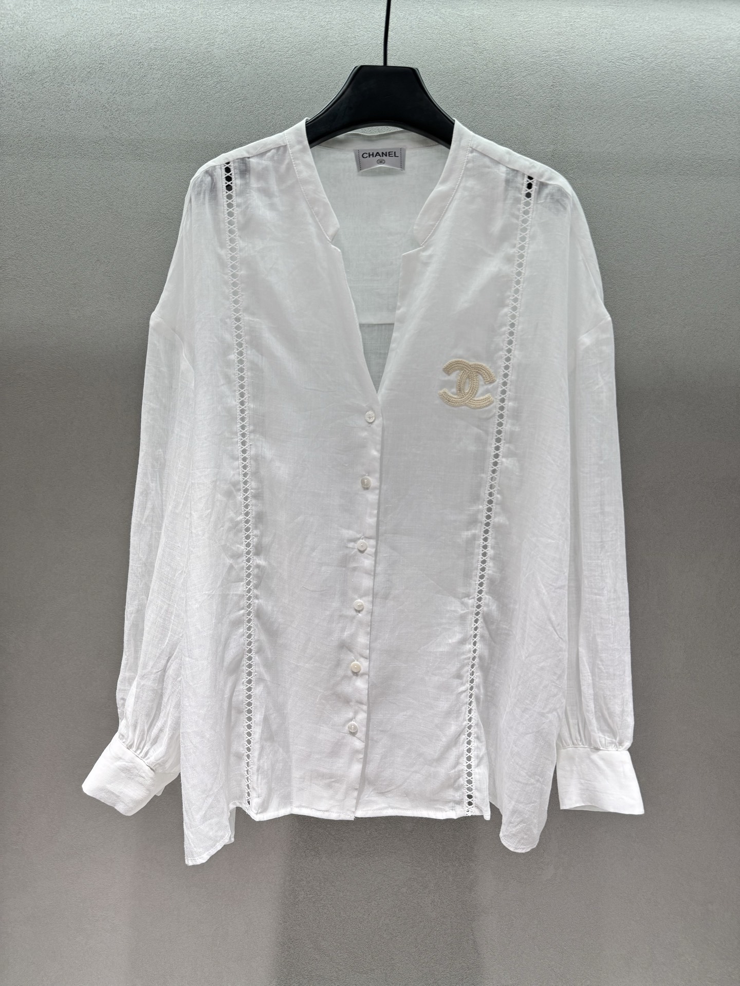 ￼ 🌾2026 SPring&Summer 🔥/套！小香中古亚麻套装，双C刺绣+镂空蕾丝，深V领衬衫性感