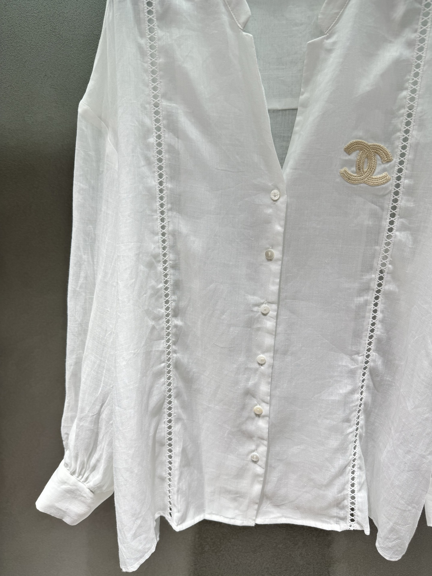 ￼ 🌾2026 SPring&Summer 🔥/套！小香中古亚麻套装，双C刺绣+镂空蕾丝，深V领衬衫性感