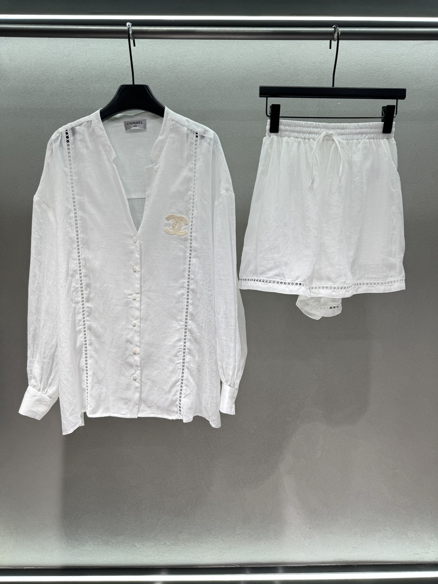 NO:804707,2026 Spring&Summer/Set!  Xiaoxiang's second-hand linen suit, double C embroidery + hollow lace, deep V-neck shirt is sexy yet elegant, delicate and full, natural linen fabric, breathable and refreshing, no pressure to wear in summer, loose shirt + high-waisted shorts, optimized proportions, make you look taller and slimmer. One outfit, you can easily achieve the feeling of a famous lady, suitable for all scenes of going out, dating, and parties, the number of heads turning is astonishing~ Three sizes!  ,,shorts,shirts,198609092026 Spring&Summer /套！小香中古亚麻套装, 双C刺绣+镂空蕾丝, 深V领衬衫性感不失优雅, 精致感拉满,天然亚麻面料, 透气清爽,夏天穿毫无压力, 宽松衬衫+高腰短裤, 优化比例,显高显瘦 一套穿搭,轻松拿捏名媛千金感, 出街、约会、聚会全场景适配,回头率爆表～ 三码！,,shorts,shirts,,Women's clothing