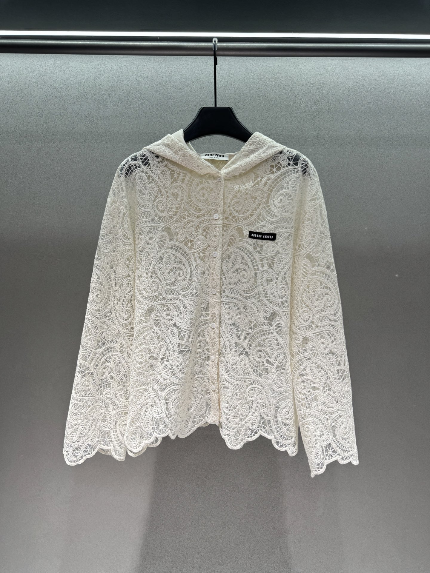 NO:804704,2026 Spring&Summer MiuMi*, hooded water-soluble flower blouse, the fairy spirit of summer is given by this lace hoodie. Miu's classic design perfectly blends girliness and sophistication. Heavy-duty water-soluble lace, soft and breathable, zero-restriction on the upper body, loose silhouette, tolerant of all body types, easily create a sense of relaxation. Whether commuting, going out or vacationing, you can easily wear your own French romance.  There is always a need for an all-purpose sun protection shirt like this in your wardrobe~ Three sizes!  ,,miumiu,hats,198609092026 Spring&Summer MiuMi*,连帽水溶花罩衫, 夏日的仙气,是这件蕾丝连帽衫给的, Miu系经典设计,把少女感与精致感完美融合, 重工水溶蕾丝,柔软透气,上身零束缚, 宽松廓形,包容所有身材,轻松打造松弛感, 无论是通勤、出街还是度假, 都能轻松穿出属于自己的法式浪漫, 衣柜里永远缺一件这样的万能防晒衫～ 三码！,,miumiu,hats,,Women's clothing