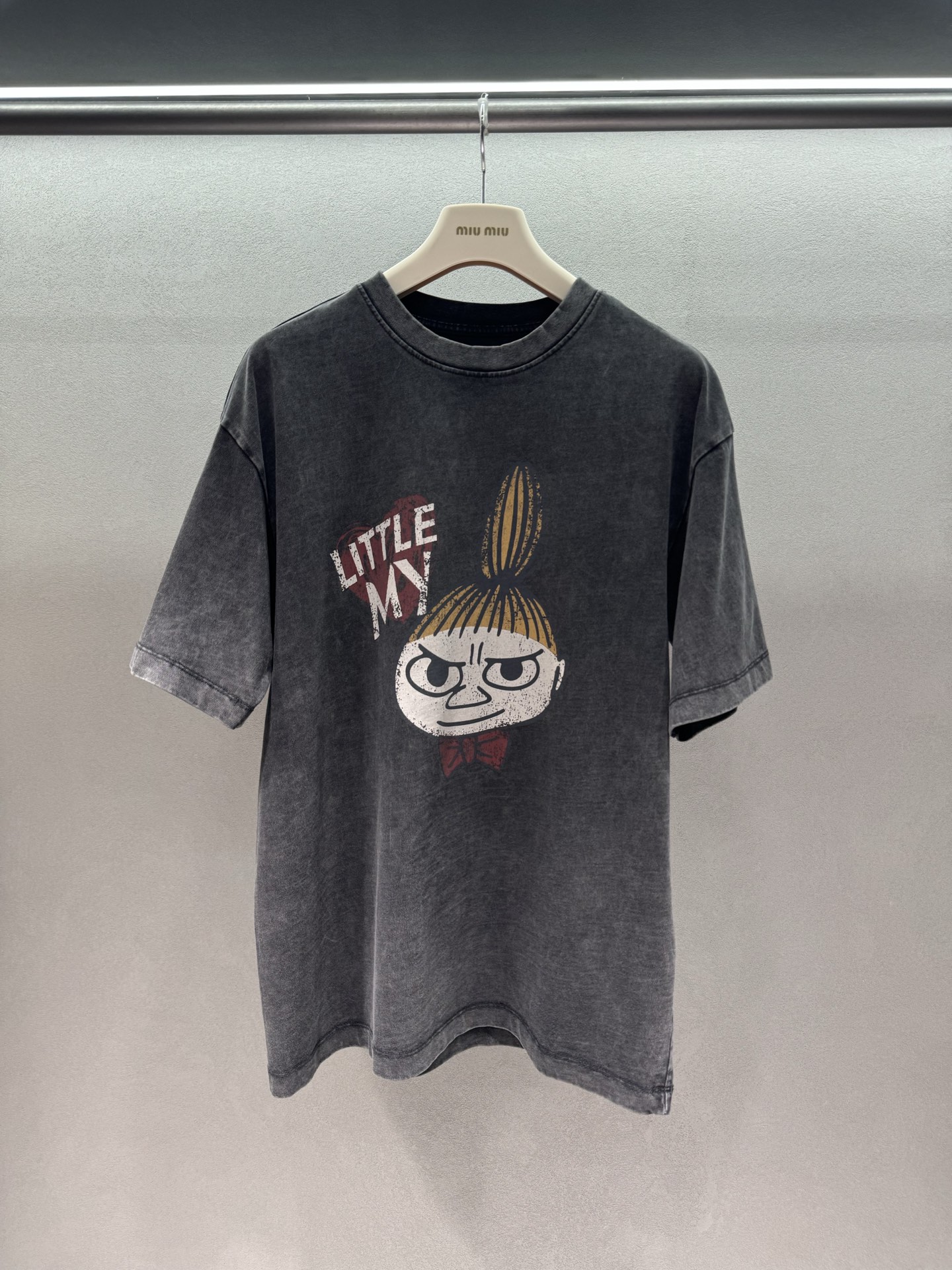 NO:804712,2026 Spring&Summer!  Yamei printed T-shirt, distressed washed charcoal gray, comes with retro filter, oversize and loose fit, hides the flesh to make you look slimmer without picking up your figure, full of sweet and cool feeling, just wear it with a pleated skirt and you will be a sweet girl~ Three sizes!  ,,versace,skirts,tees,t-shirt,198609092026 Spring&Summer ！亚美印花T恤, 做旧水洗炭灰色,自带复古滤镜, oversize宽松版型,藏肉显瘦不挑身材, 甜酷感拉满,随便搭个百褶裙就是甜妹～ 三码！,,versace,skirts,tees，t-shirt,,Women's clothing