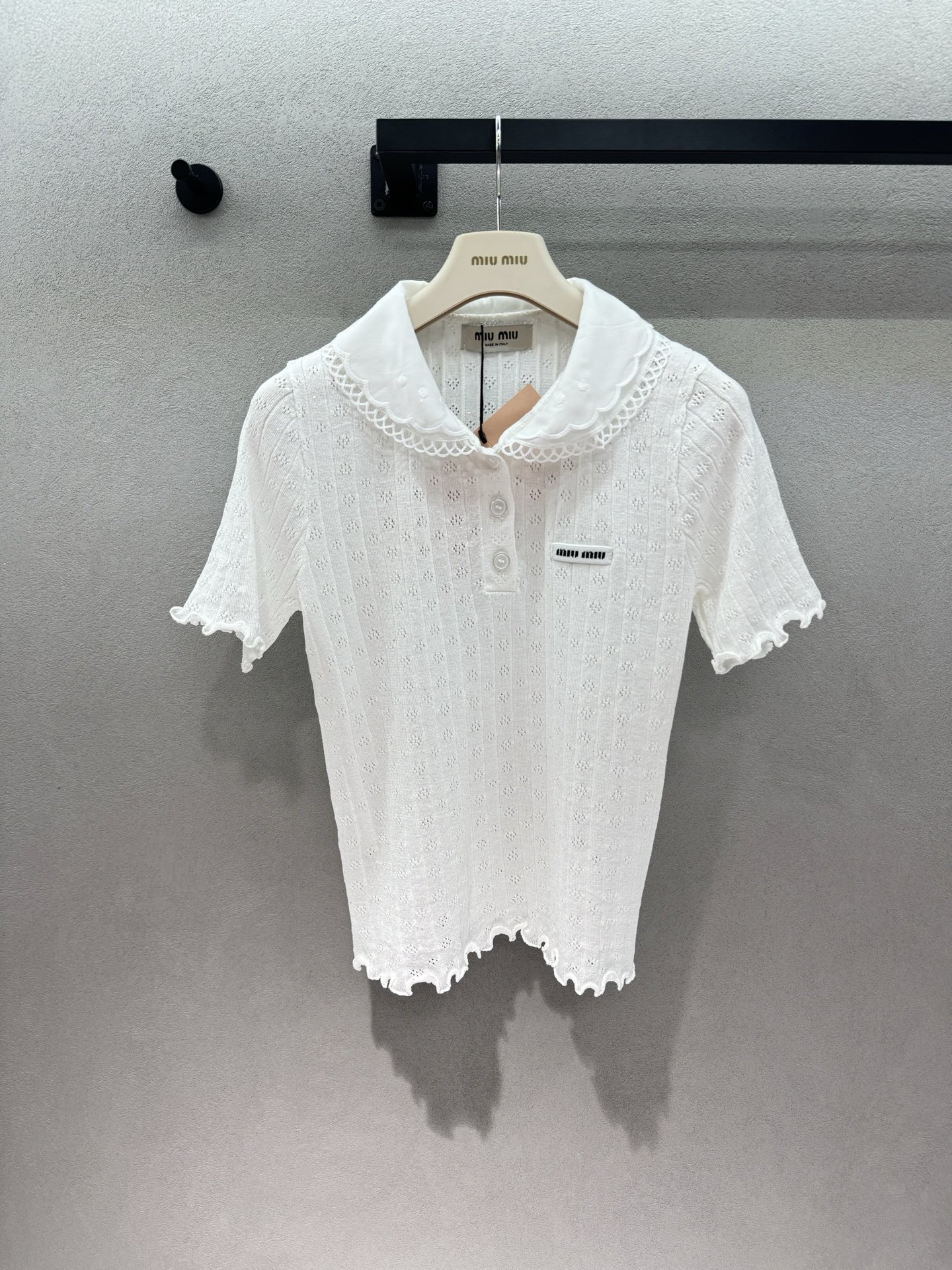 NO:801262,2026 Spring&Summer!  Miu Mi*, doll collar sweater, the double-layer lace doll collar is amazing, gentle to the core, the hollow jacquard fabric is breathable and slimming, not stuffy at all in summer, the fungus-edged cuffs + hem, full of details, paired with a pleated skirt, it looks like a pure lust, paired with jeans, it looks like a sweet and cool girl. Miu girls have a spring and summer style with closed eyes~ Three sizes!  ,,miumiu,skirts,jeans,198609092026 Spring&Summer ！Miu Mi*,娃娃领针织衫, 双层蕾丝娃娃领太绝了,温柔到骨子里, 镂空提花面料透气又显瘦,夏天穿完全不闷, 木耳边袖口+下摆,细节感拉满, 搭百褶裙就是纯欲千金, 搭牛仔裤就是甜酷辣妹 Miu系女孩闭眼入的春夏神款~ 三码！,,miumiu,skirts,jeans,,Women's clothing