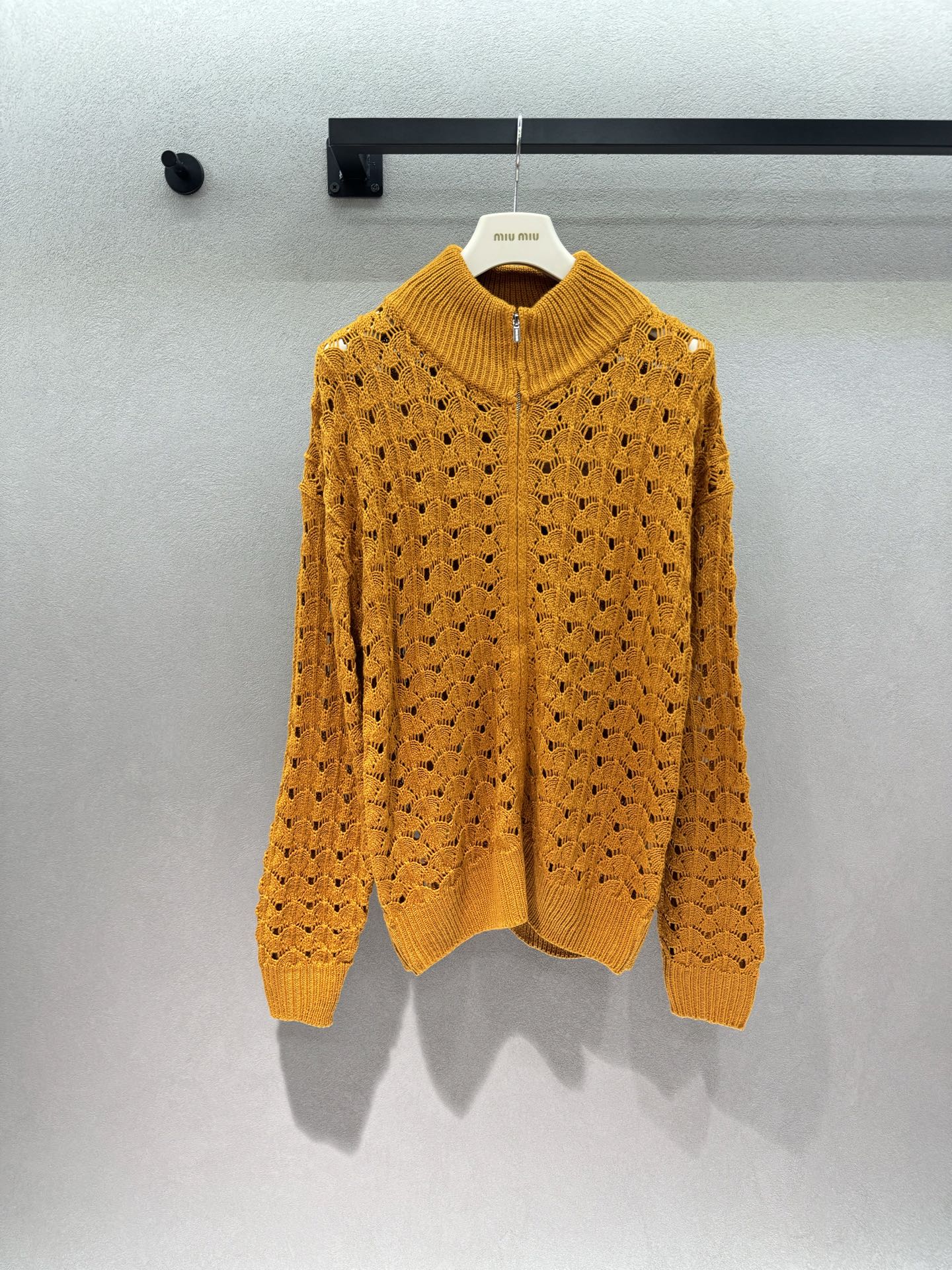 NO:801750,2026 Spring&Summer!  MiuMi*, a turmeric hollow sweater that’s gentle to the core. The turmeric color is so tender!  It has a warm and sunny feeling, and the yellow-skinned sisters look two shades white when wearing it, and they look super good. The loose-fitting off-shoulder version is very tolerant to all kinds of body shapes, hiding the flesh and making the neck and shoulders look slimmer. The stand-up collar design modifies the neck and shoulder lines, making the neck look longer and killing the clavicle. The fabric is soft and skin-friendly, and the thickness is moderate, so it can be worn with a coat all year round. The hollow design is light and not tight, and it is also very breathable in summer. Pair it with a white skirt or jeans,  Everyday going out is gentleness itself~ Three yards!  ,,miumiu,skirts,jeans,jackets & coats,198609092026 Spring&Summer ！MiuMi*, 温柔到骨子里的姜黄镂空针织衫 正这个姜黄色也太嫩了吧！ 自带一种暖阳般的亲切感, 黄皮姐妹穿上直接白两个度,气色超级好. 宽松的落肩版型对各种身材都很包容, 藏肉显瘦一绝,立领的设计修饰颈肩线条, 显得脖子长长的,锁骨杀. 面料软糯亲肤,厚度适中, 一年四季皆可搭外套都没问题. 镂空设计轻盈不压身,夏天穿也很透气. 搭配一条白色半身裙或牛仔裤, 日常出门就是温柔本身～ 三码！,,miumiu,skirts,jeans,jackets & coats,,Women's clothing